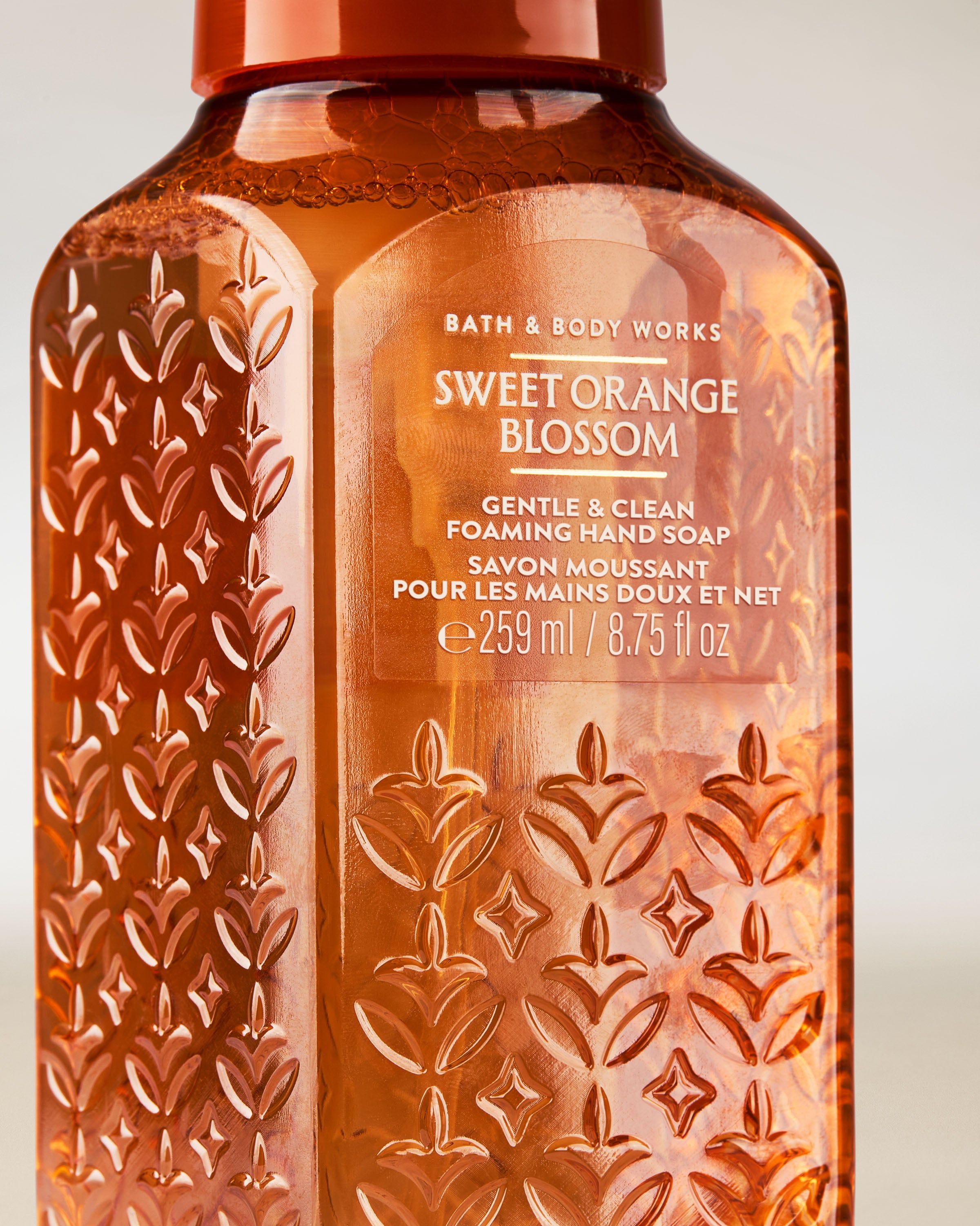 Pianka do mycia rąk Bath & Body Works Sweet Orange Blossom 259 ml w pomarańczowej butelce z pompką.