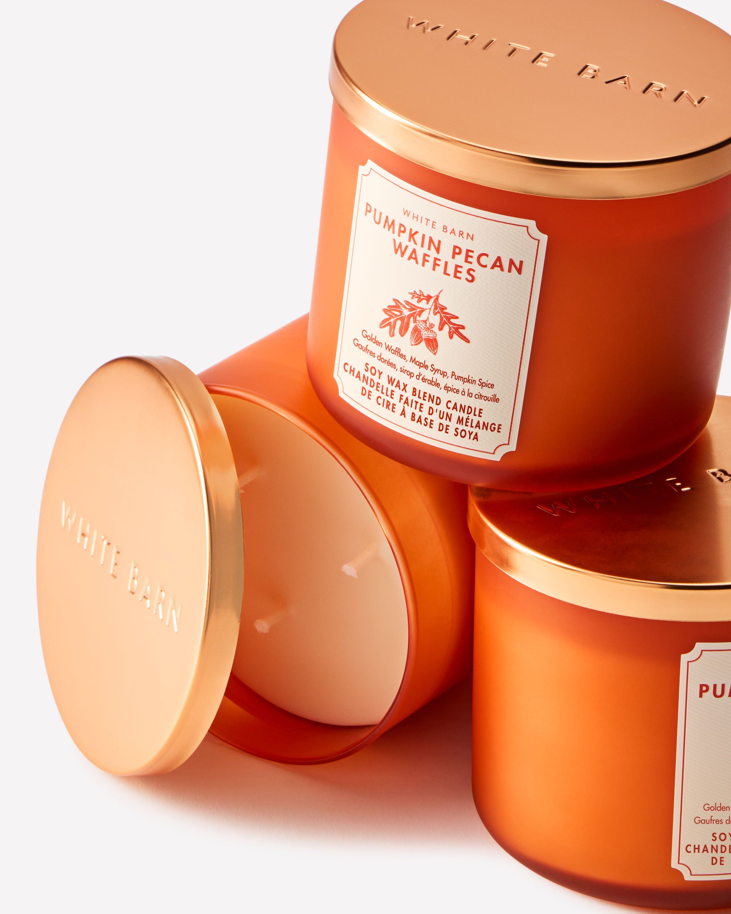 Świeca zapachowa White Barn Pumpkin Pecan Waffles z mieszanki wosku sojowego, 3 knoty