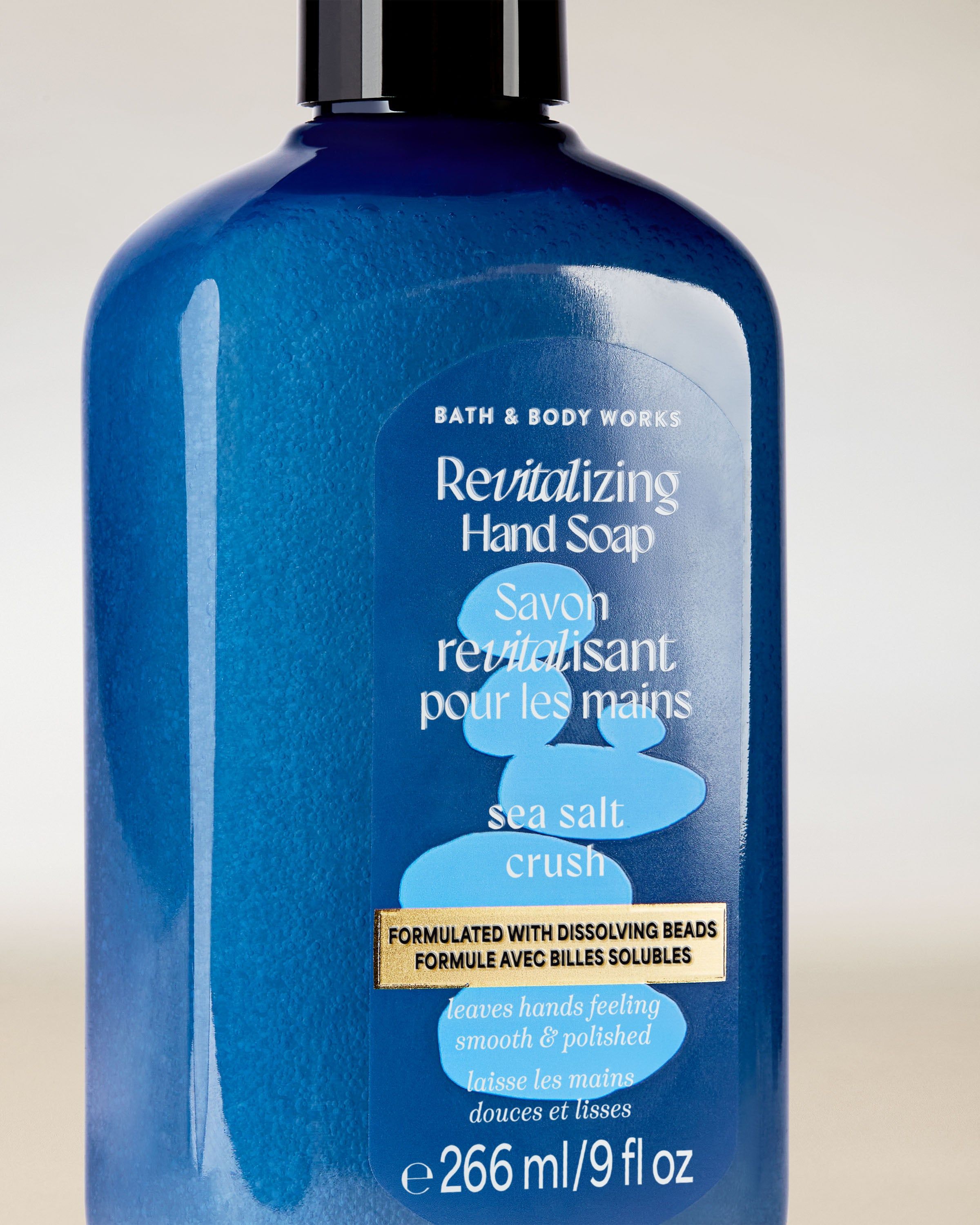 Żel do mycia rąk Bath & Body Works Sea Salt Crush 266 ml w niebieskiej butelce z pompką.
