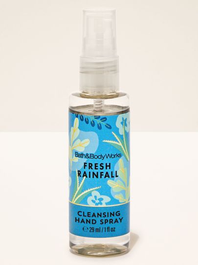 Odświeżający spray oczyszczający do rąk Fresh Rainfall w poręcznym opakowaniu, idealny do szybkiego zastosowania w ciągu dnia.