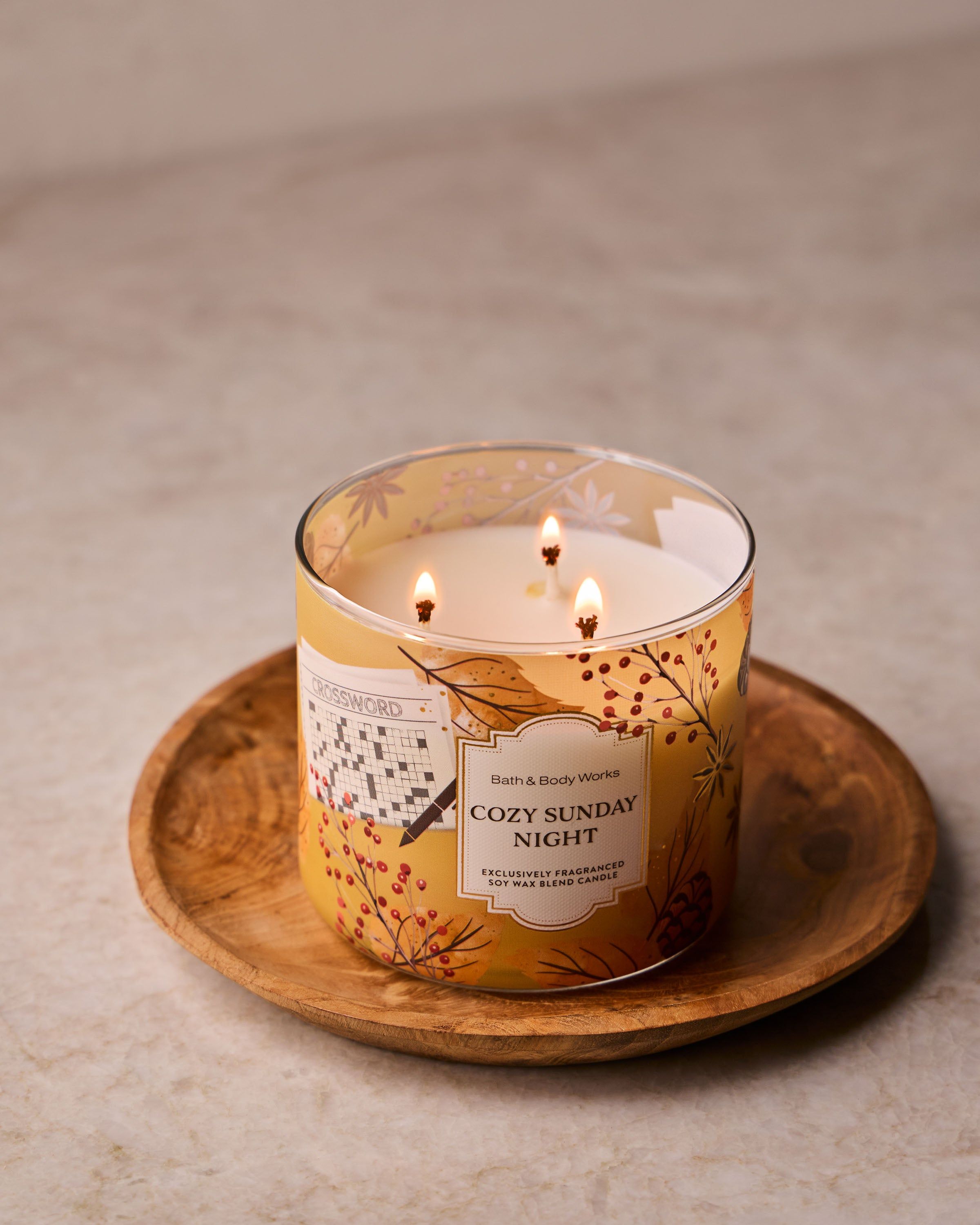 Świeca zapachowa Bath & Body Works Cozy Sunday Night z mieszanki wosku sojowego, 3 knoty