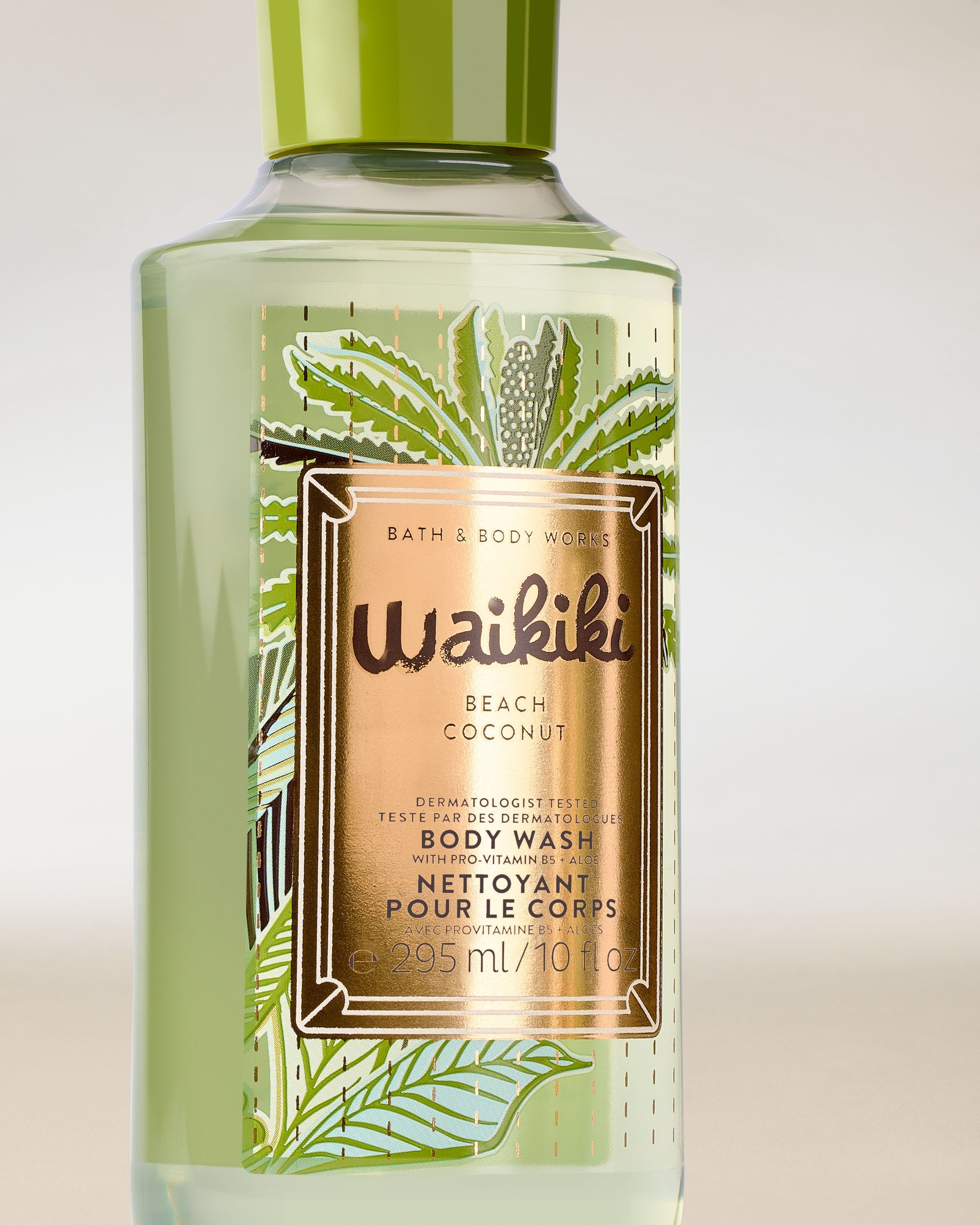Żel pod prysznic Waikiki Beach Coconut w zielonej butelce z tropikalną etykietą i zielonym korkiem.