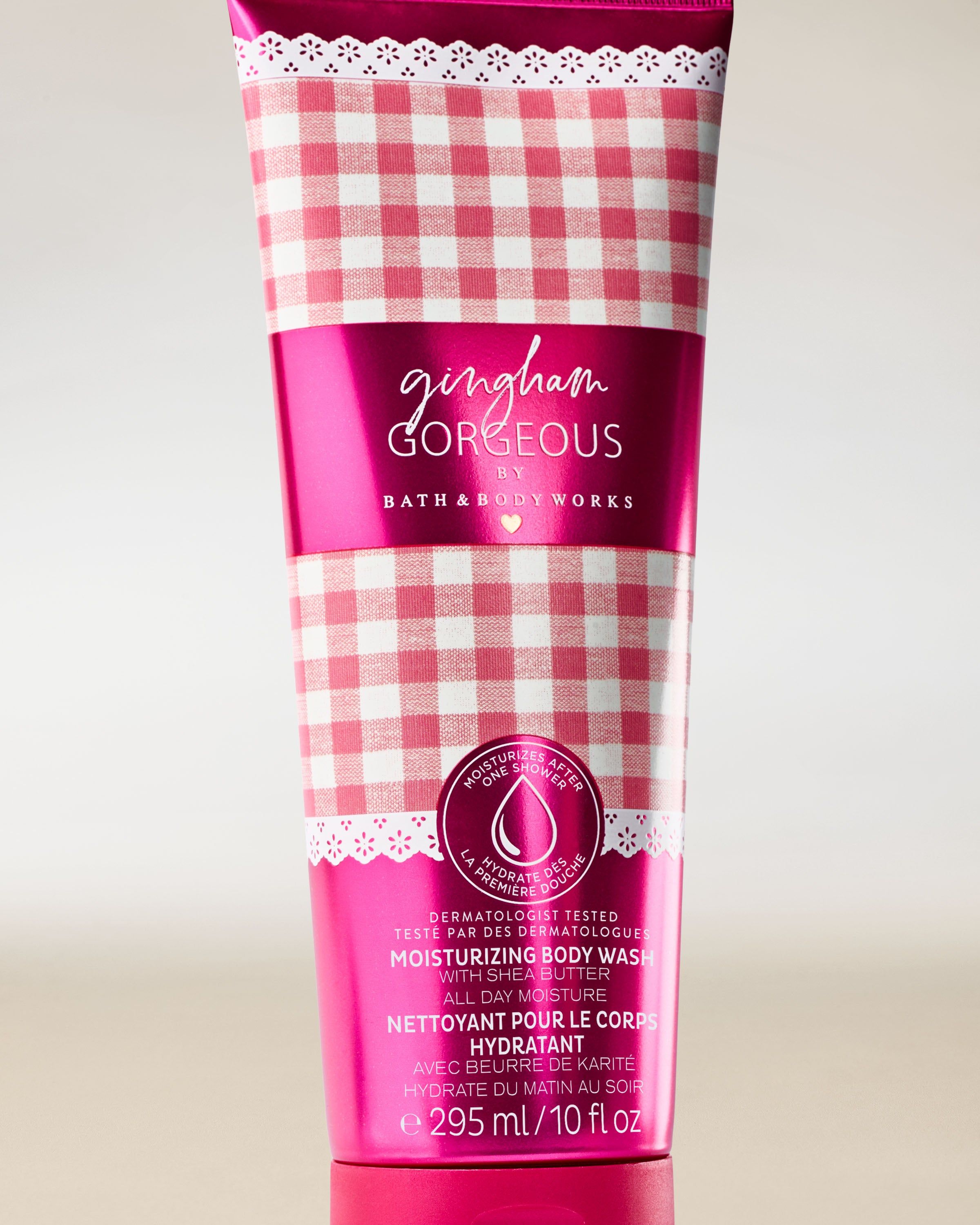 Kremowy żel pod prysznic Bath & Body Works Gingham Gorgeous 295 ml w różowej tubie z wzorem gingham.