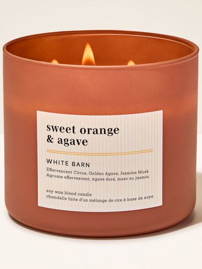 Pomarańczowa świeca White Barn Sweet Orange & Agave – matowe szkło, trzy knoty i energetyczna cytrusowa woń.
