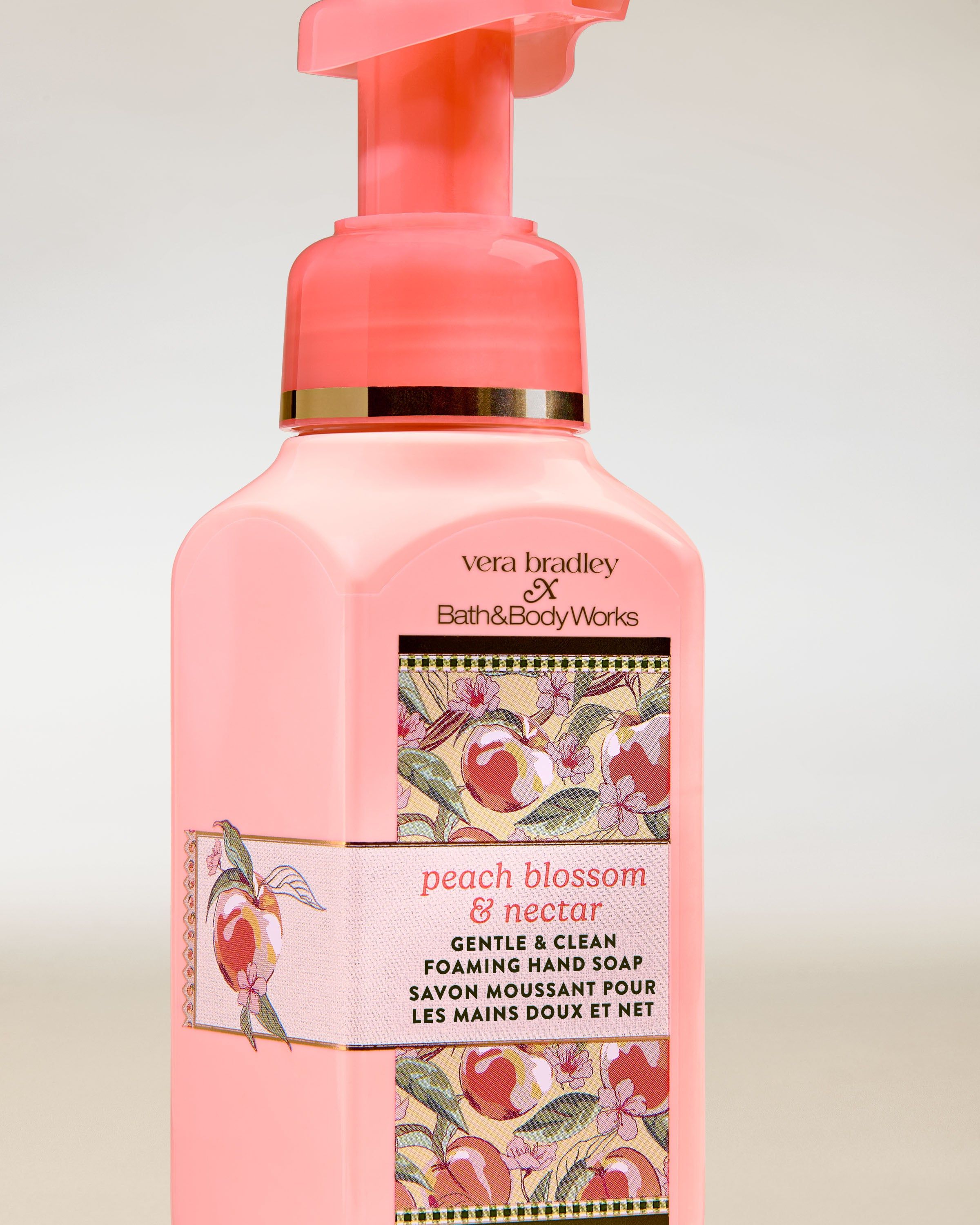 Bath & Body Works Peach Blossom & Nectar – delikatne mydło do rąk w piance w różowym flakonie z pompką.