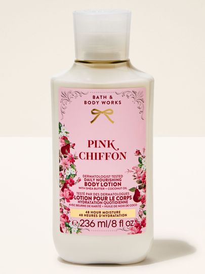 Balsam do ciała Pink Chiffon od Bath & Body Works w jasnej butelce z klapką i romantyczną, kwiatową etykietą.