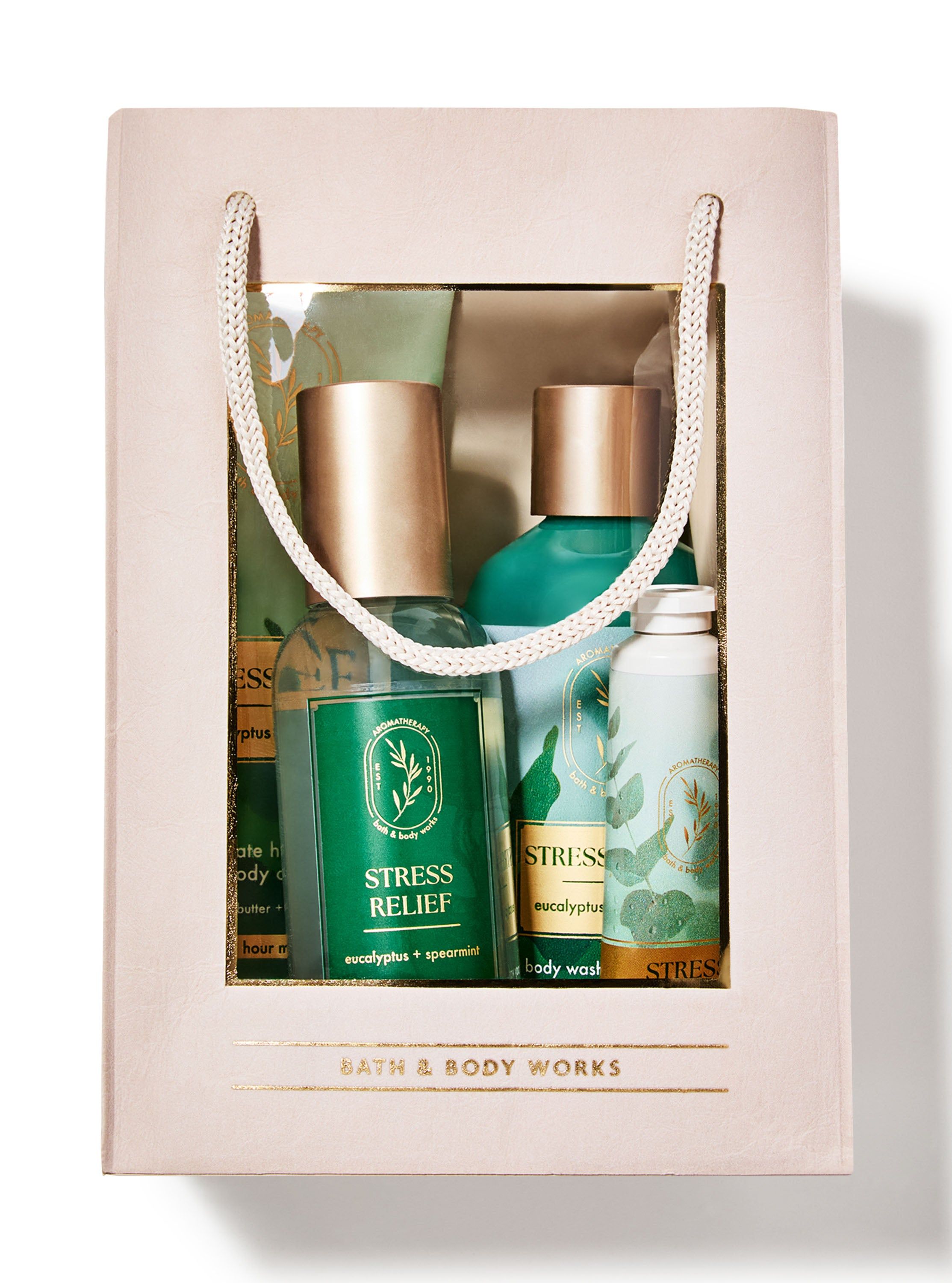 Opakowany zestaw upominkowy Bath & Body Works "Stress Relief" (Eucalyptus & Spearmint) w jasnoróżowej torebce.