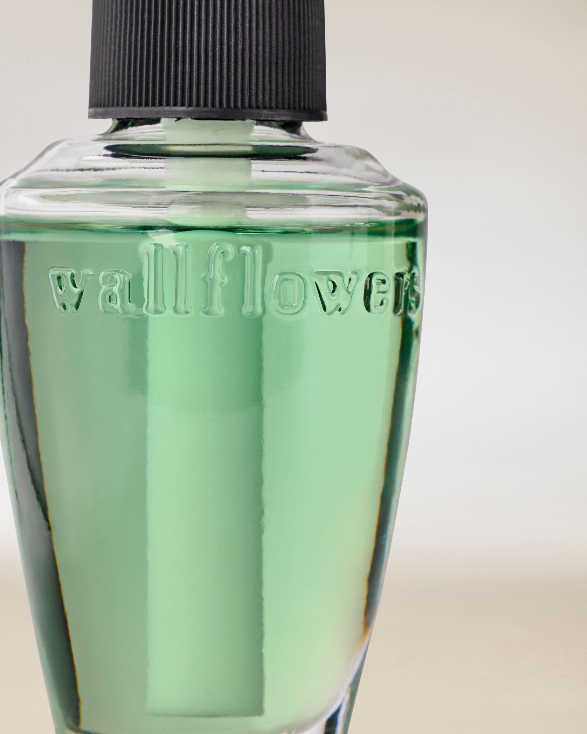 Wkład do wtyczki zapachowej Wallflowers z zielonym olejkiem do odświeżacza powietrza.