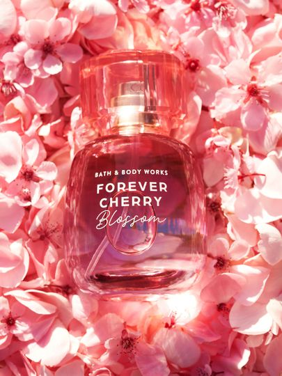 Perfumy Bath & Body Works Forever Cherry Blossom w różowym flakonie na tle kwiatów wiśni.