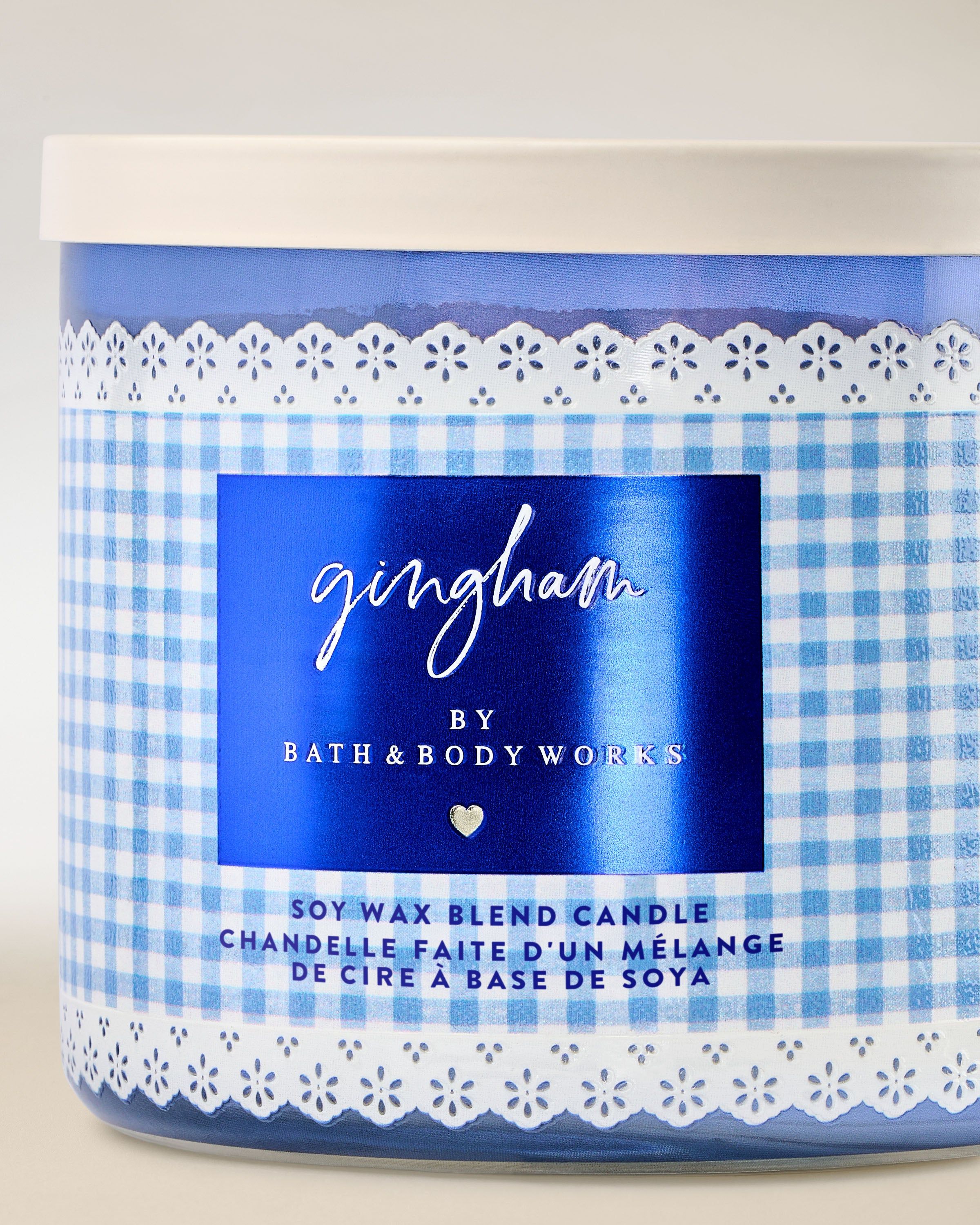 Świeca zapachowa 3‑knotowa Bath & Body Works Gingham w szklanym słoju z niebieskim wzorem gingham.