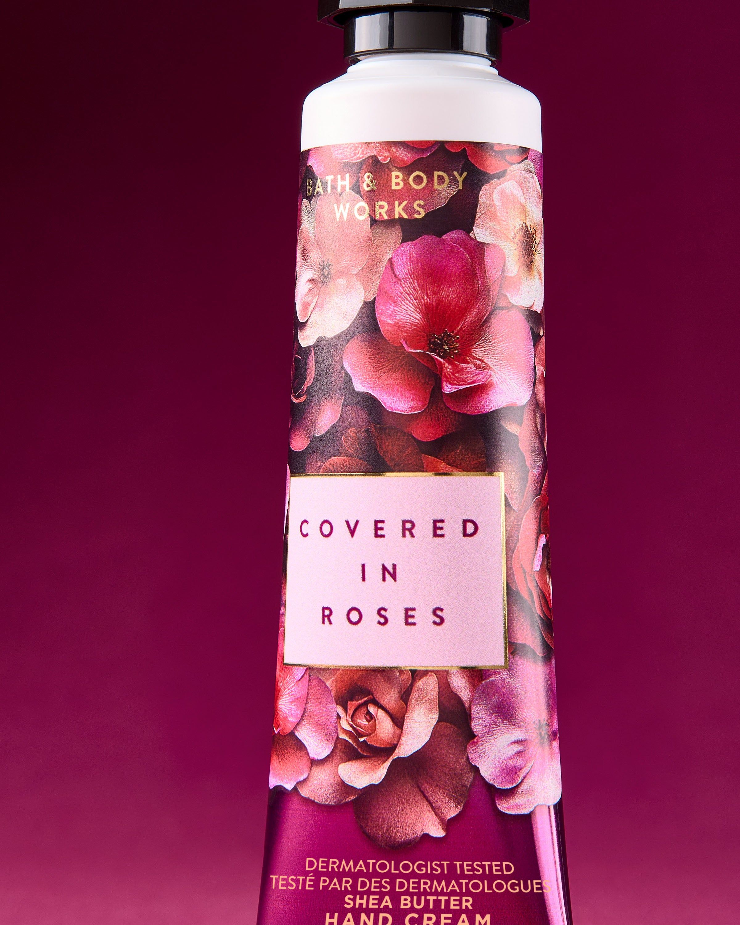 Krem do rąk Covered in Roses Bath & Body Works w eleganckiej tubce z ciemną, różaną grafiką.