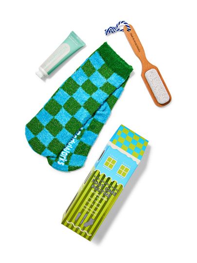 Set pentru îngrijirea picioarelor: șosete cu model de tablă de șah, piatră ponce și cremă de picioare, Bath & Body Works.