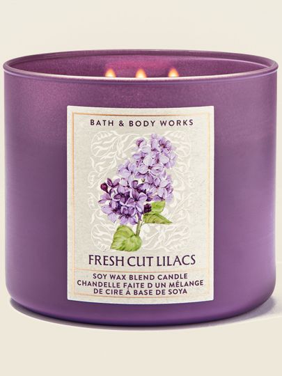 Świeca zapachowa 3‑knotowa Bath & Body Works Fresh Cut Lilacs w fioletowym, matowym szkle.