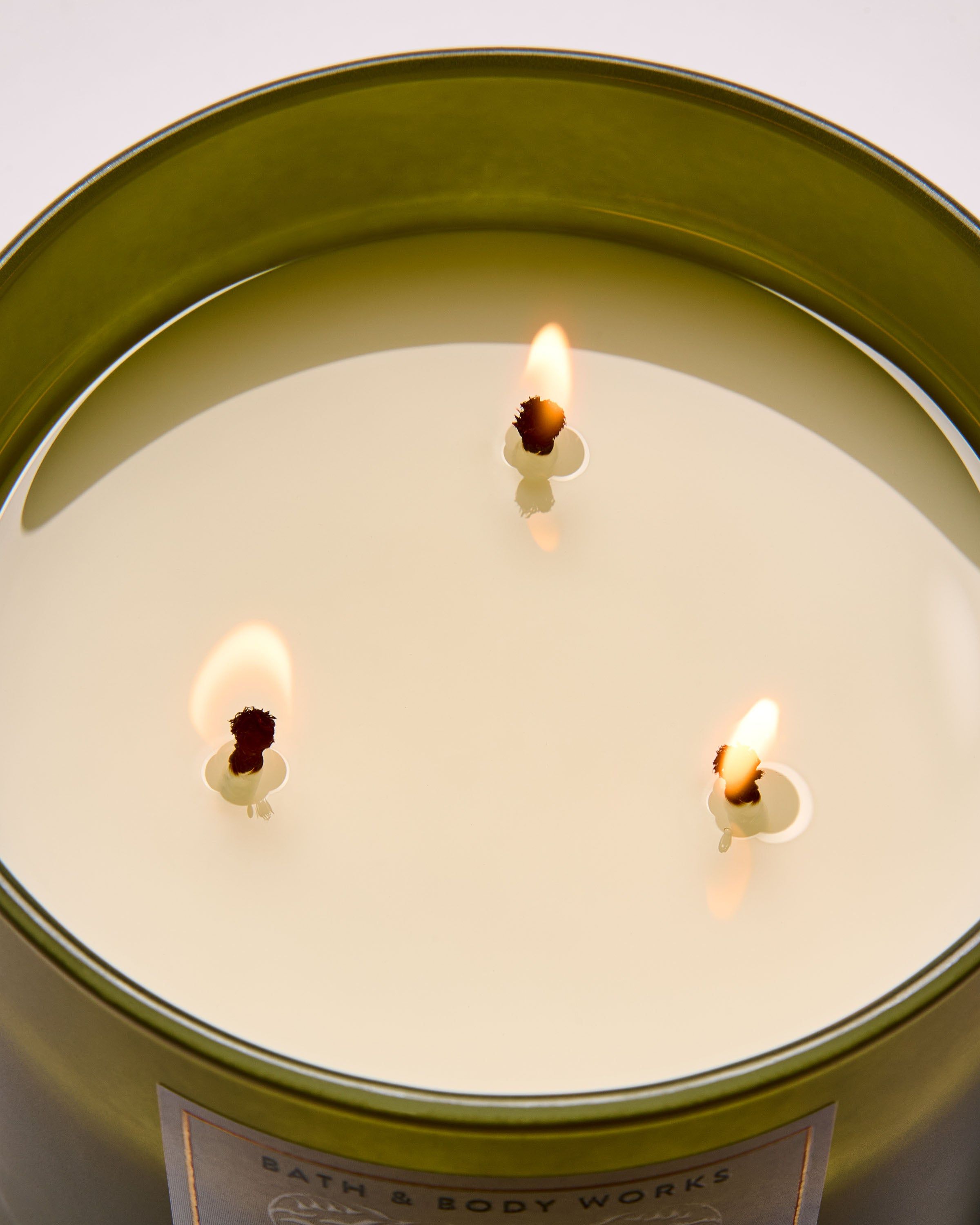 Bath & Body Works Spring Apple – świeca zapachowa z wosku sojowego w zielonym szkle z motywem jabłka.