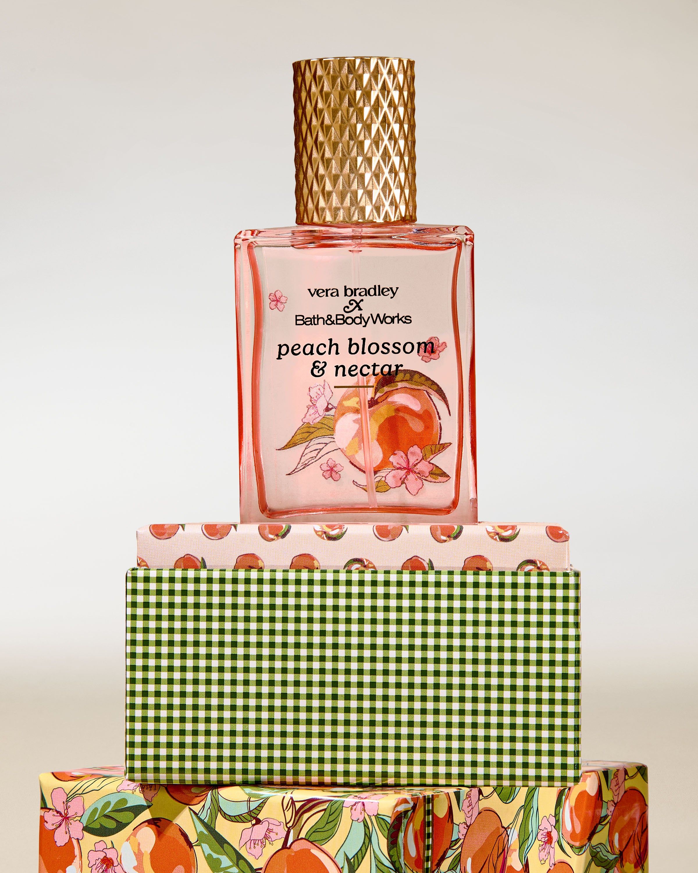 Bath & Body Works Peach Blossom & Nectar – perfumy w eleganckim, różowym flakonie ze złotą nakrętką.