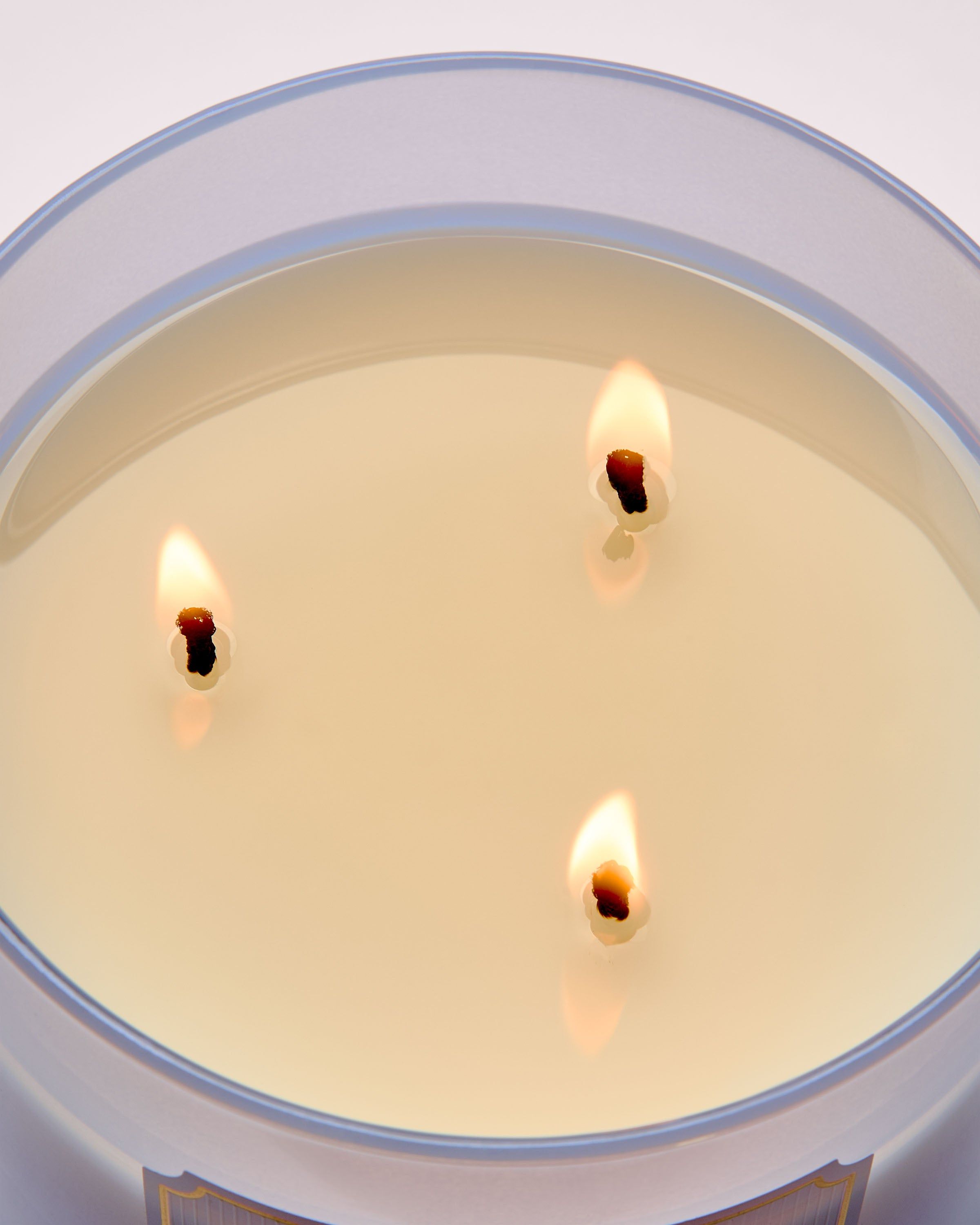 Świeca zapachowa 3‑knotowa White Barn Violet & Musk w jasnofioletowym, matowym szkle.