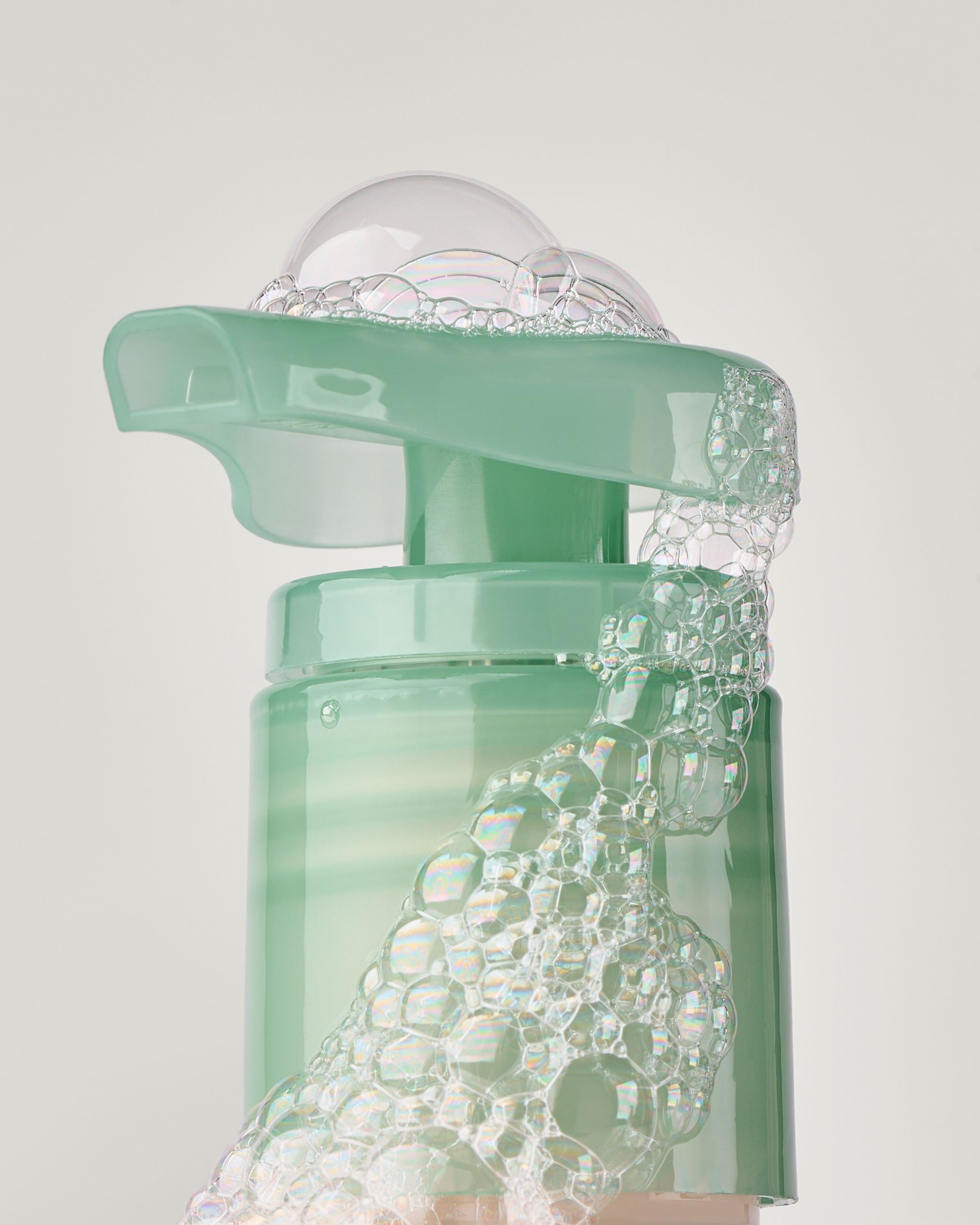 Mydło do rąk Cucumber & Lily Bath & Body Works w kremowej butelce z zieloną pompką.
