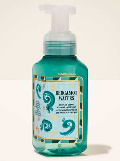 Piankowe mydło do rąk Bergamot Waters od Bath & Body Works w turkusowej butelce z pompką i dekoracyjną etykietą.
