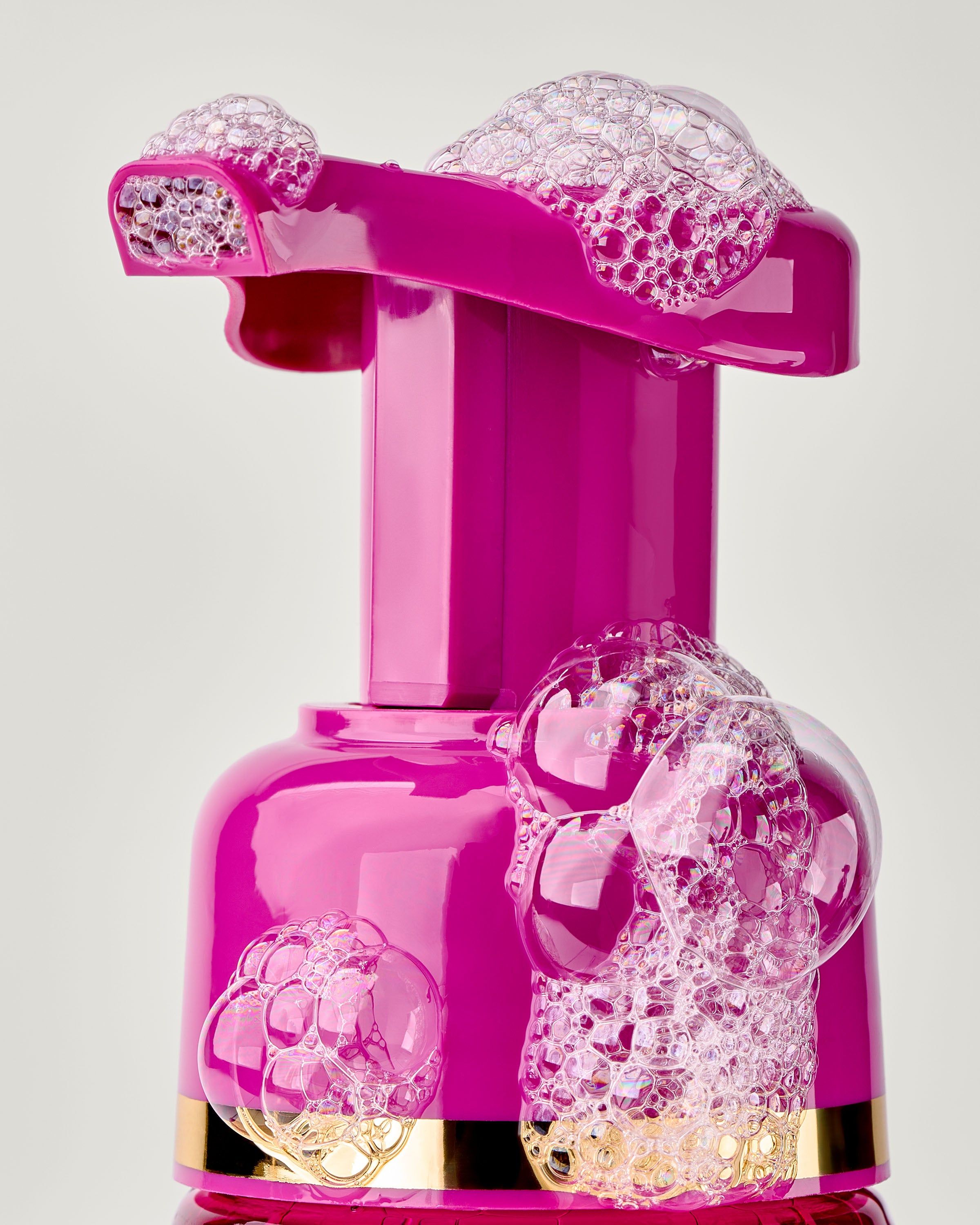Kremowe mydło w piance Aurora od Bath & Body Works w różowym flakonie z kwiatowym motywem i złotymi detalami.