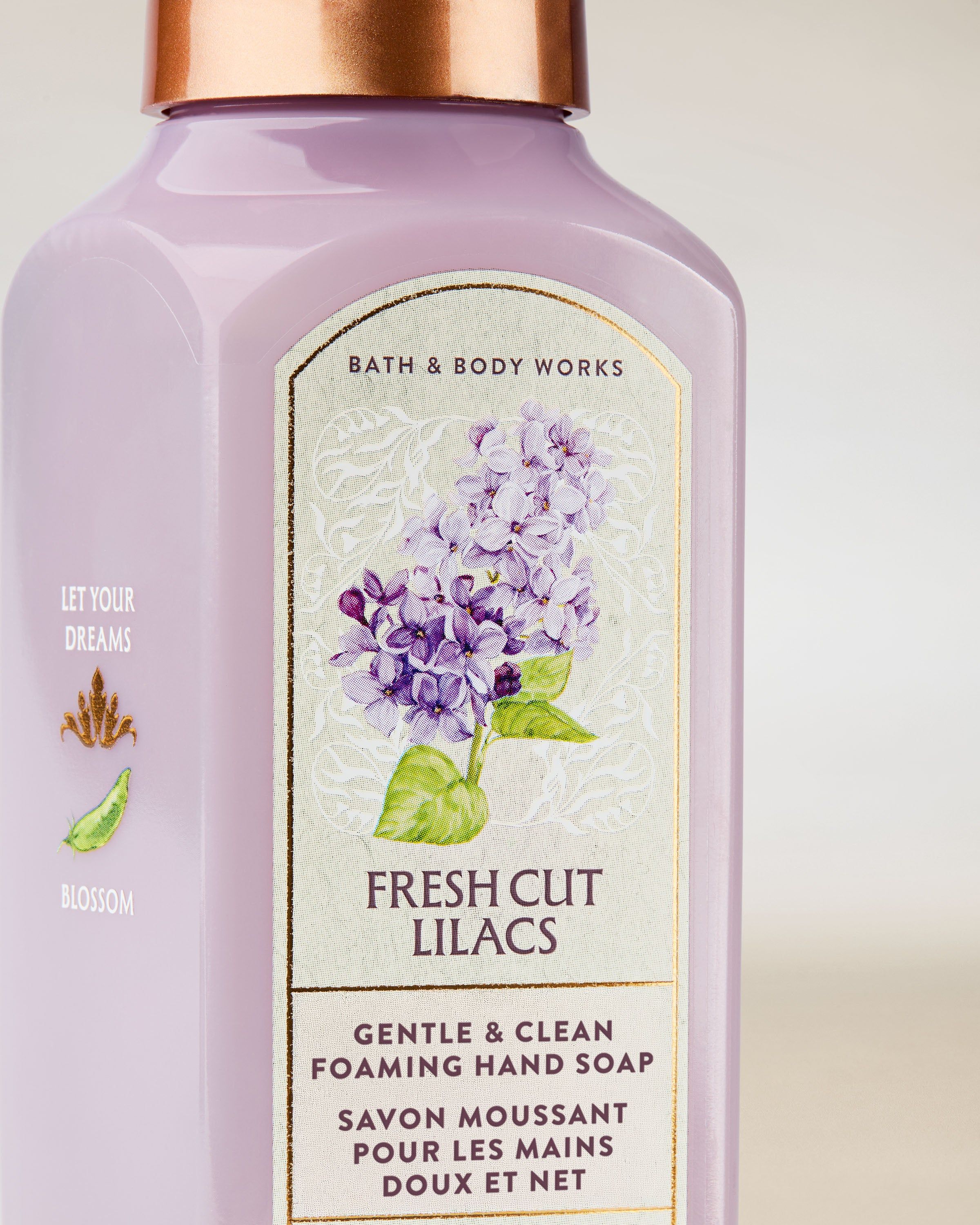 Pianka do mycia rąk Bath & Body Works Fresh Cut Lilacs 259 ml w jasnofioletowej butelce z pompką.