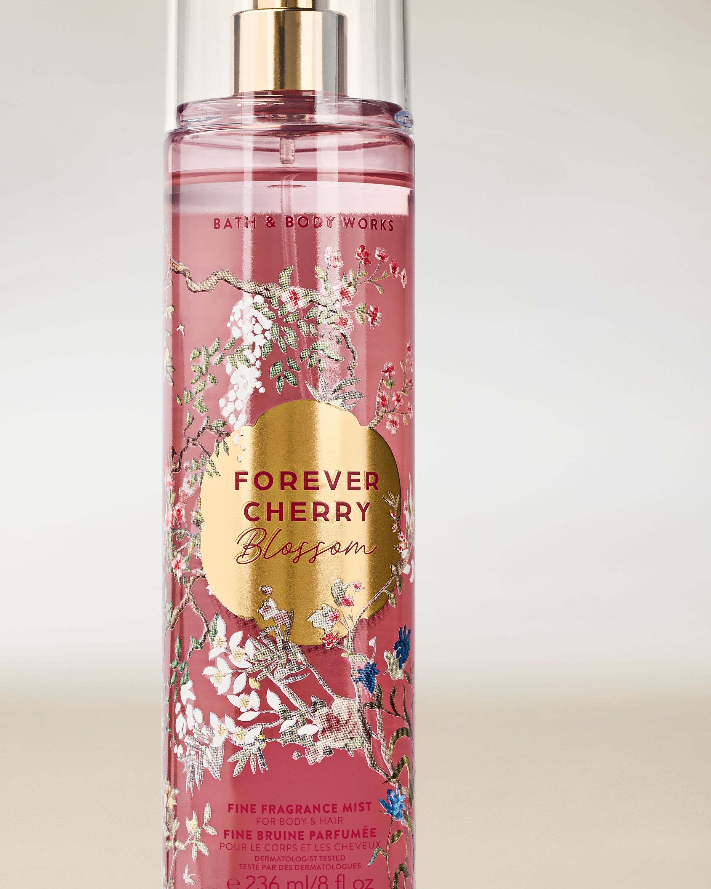 Mgiełka zapachowa Bath & Body Works Forever Cherry Blossom 236 ml w różowym flakonie z atomizerem.