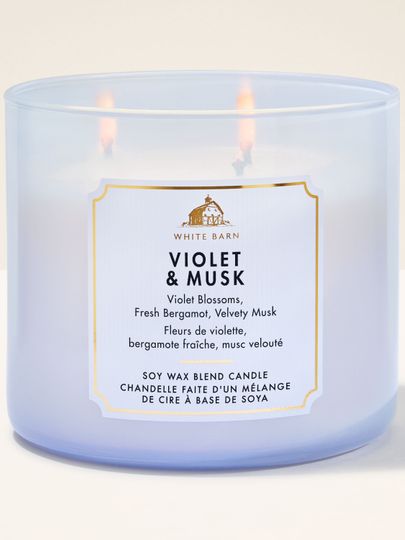 Świeca zapachowa 3‑knotowa White Barn Violet & Musk w jasnofioletowym, matowym szkle.