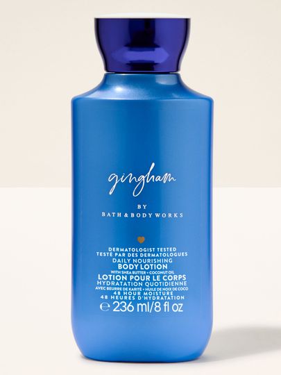 Balsam do ciała Bath & Body Works Gingham 236 ml w niebieskiej butelce o minimalistycznym designie.