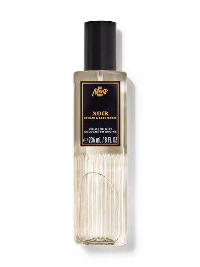 Mgiełka do ciała Bath&Body Works Noir. Przezroczysta butelka z czarnym atomizerem, etykietą z napisami w złotym kolorze.