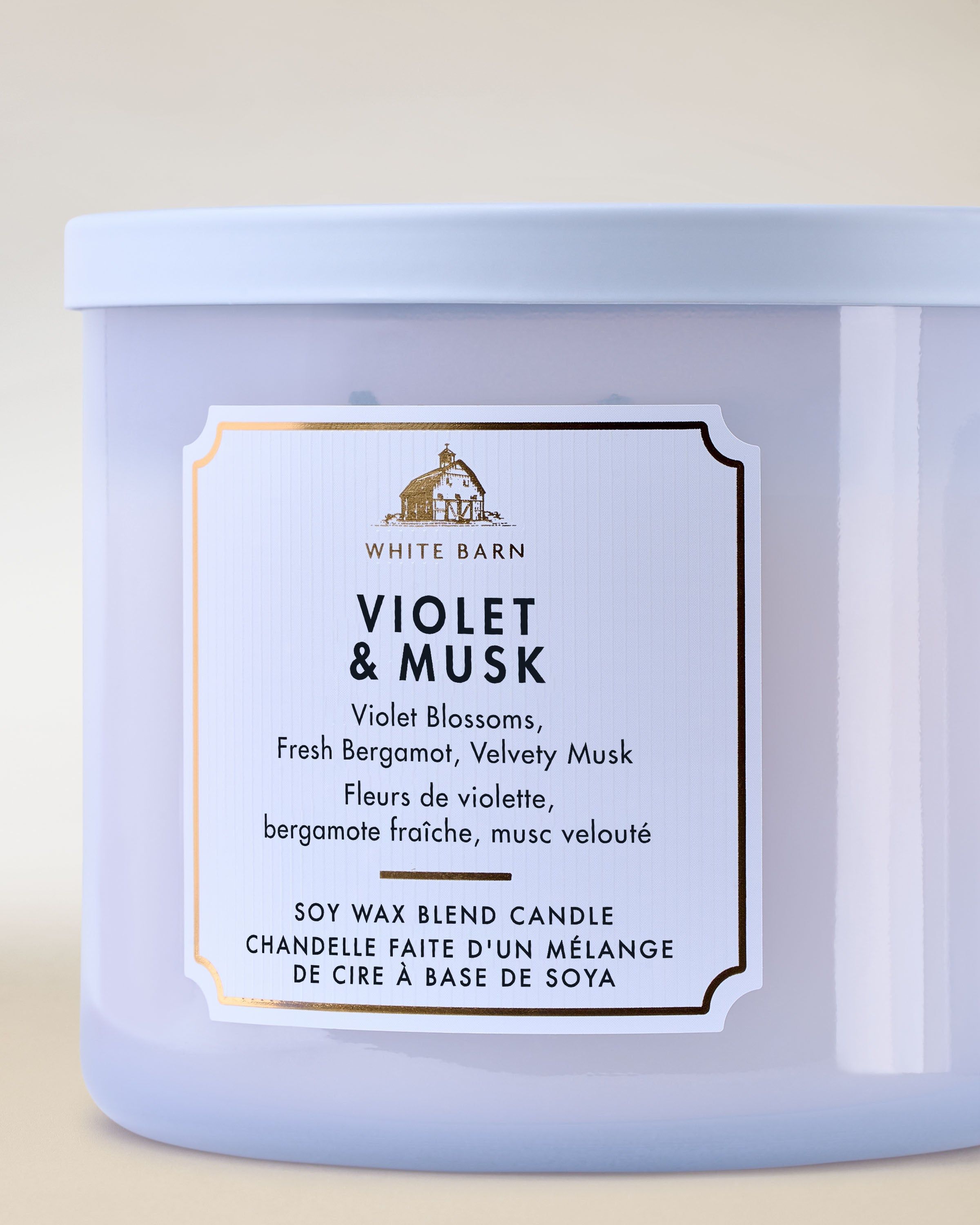 Świeca zapachowa 3‑knotowa White Barn Violet & Musk w jasnofioletowym, matowym szkle.