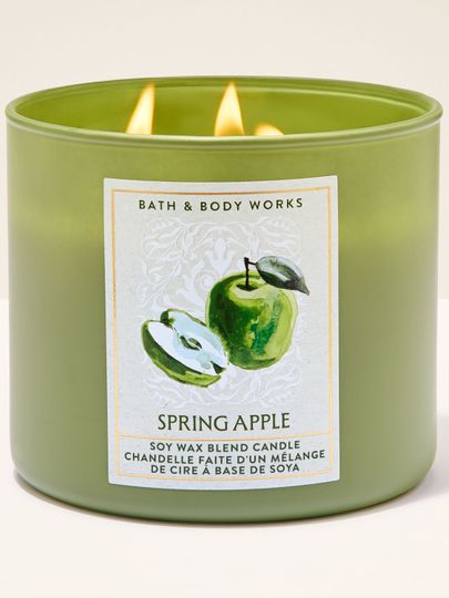 Bath & Body Works Spring Apple – świeca zapachowa z wosku sojowego w zielonym szkle z motywem jabłka.