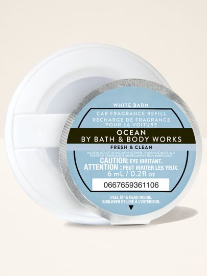 Wkład zapachowy do samochodu White Barn o zapachu Ocean. Białe opakowanie z niebiesko-srebrną etykietą. Bath & Body Works.