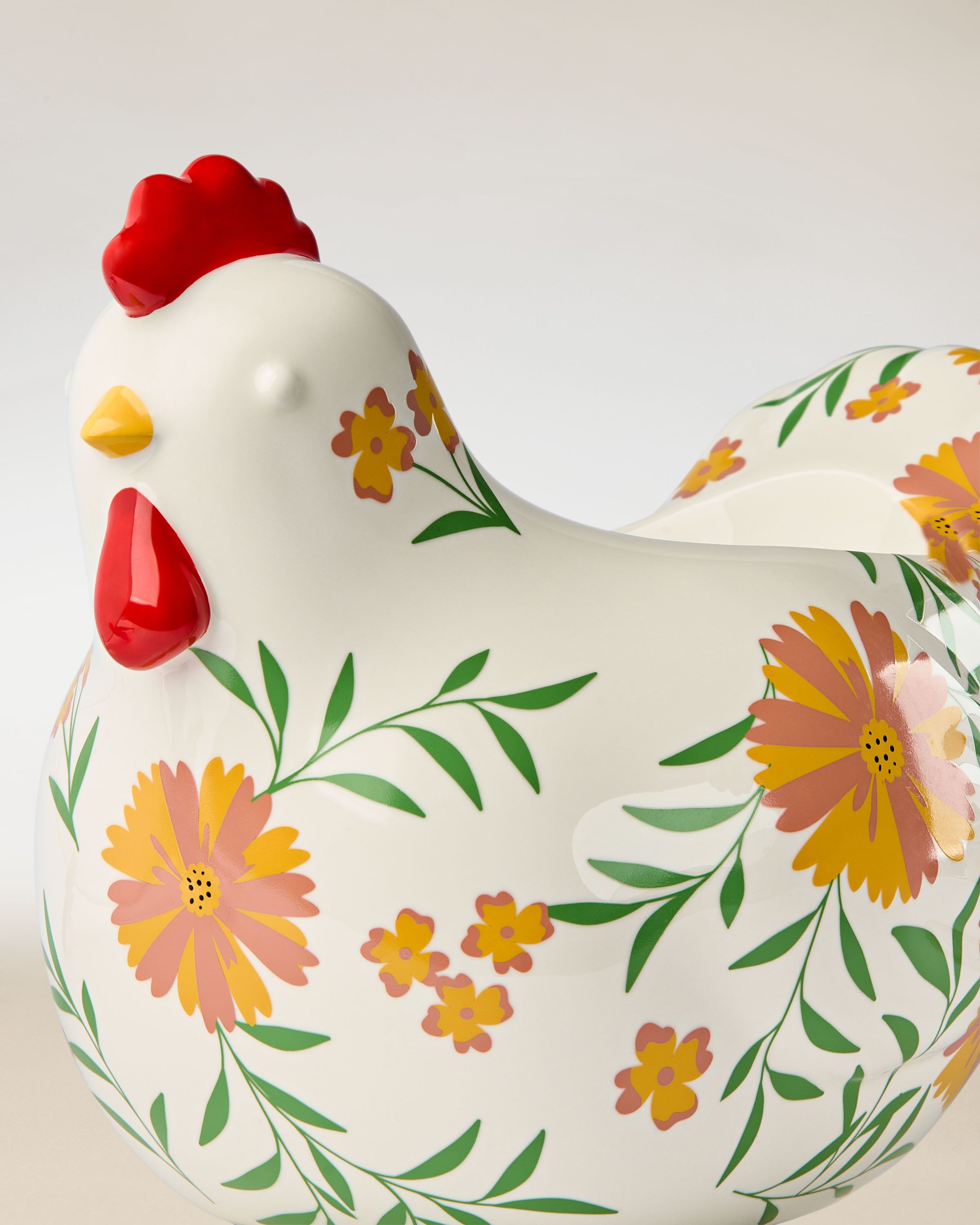 Podstawka na świecę 3‑knotową Bath & Body Works w kształcie kury z kwiatowym wzorem.