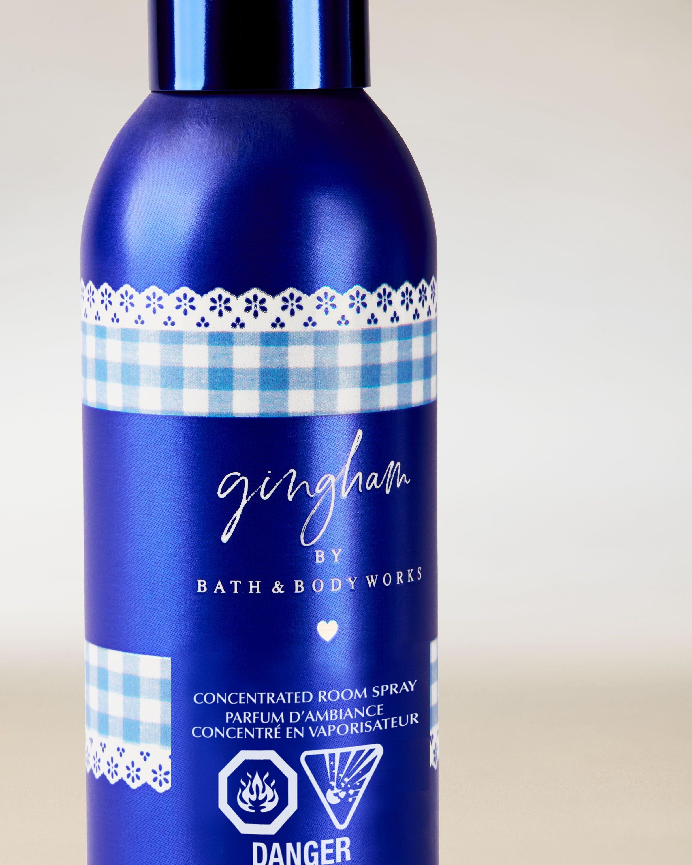 Skoncentrowany spray do pomieszczeń Bath & Body Works Gingham w niebieskiej butelce