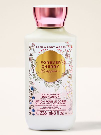 Balsam do ciała Bath & Body Works Forever Cherry Blossom 236 ml w jasnej butelce z kwiatową etykietą.