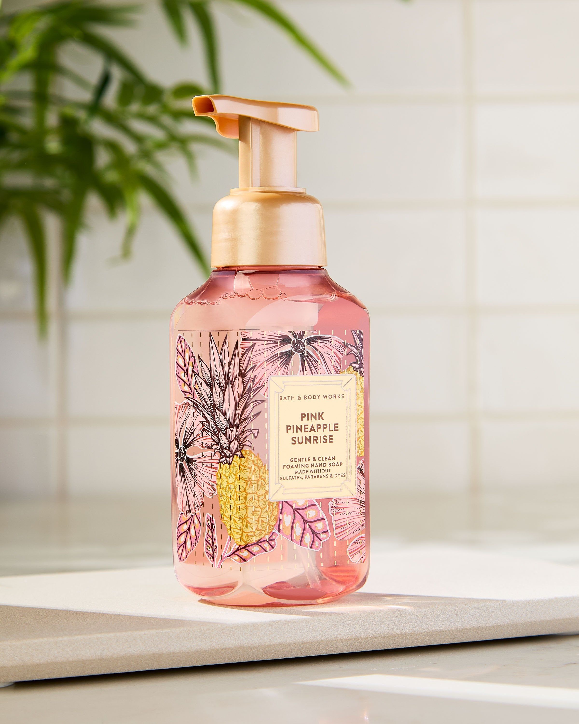 Pink Pineapple Sunrise – różowe mydło w piance z elegancką złotą pompką i tropikalną etykietą w ananasy.