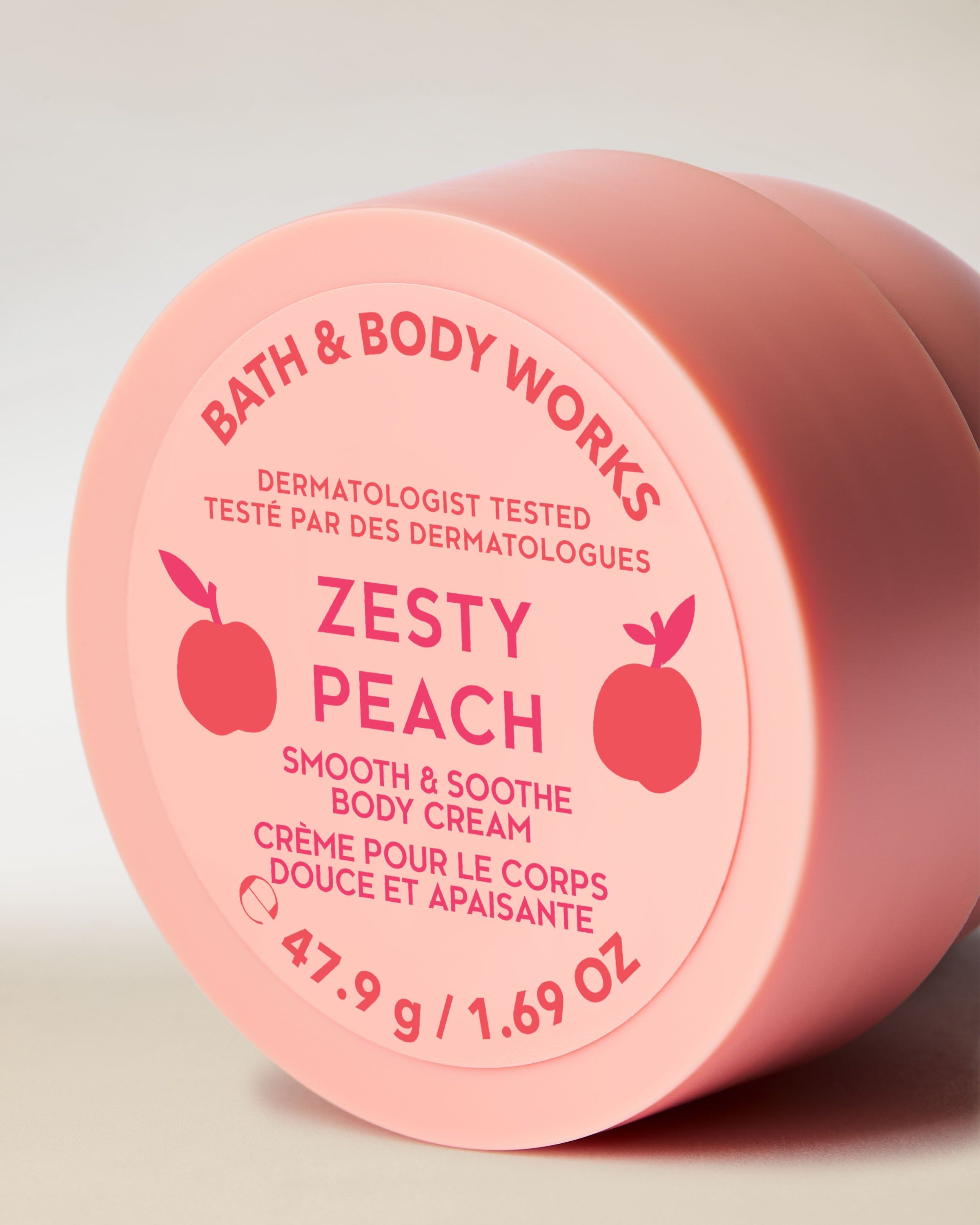 Krem do ciała Zesty Peach w różowym opakowaniu
