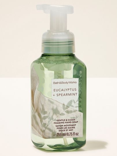 Piankowe mydło do rąk Eucalyptus + Spearmint od Bath & Body Works w zielonej butelce z pompką i botaniczną etykietą.