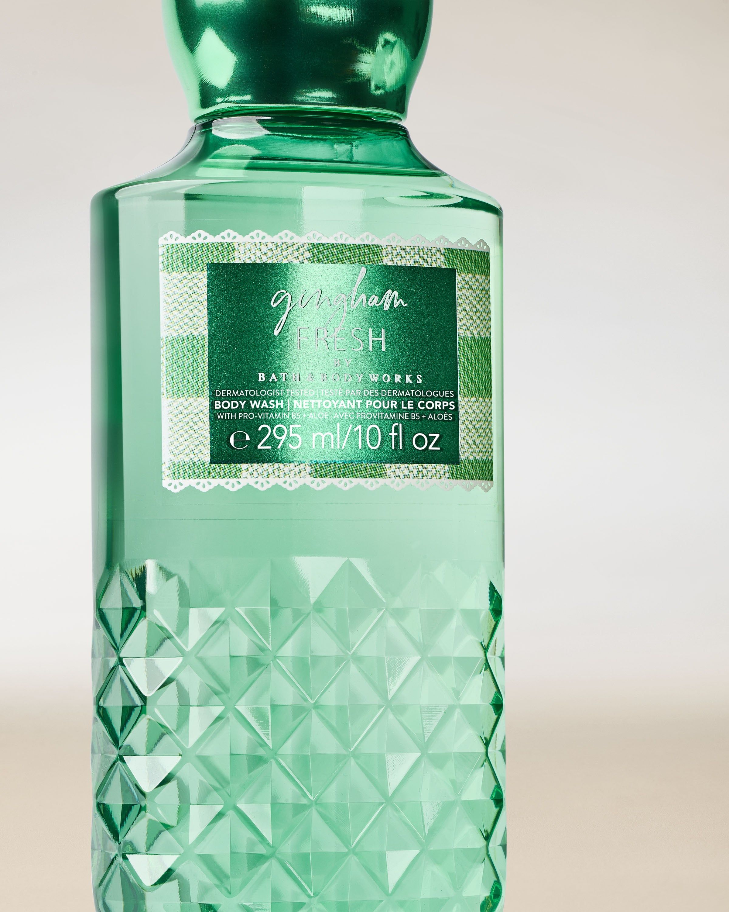 Żel do mycia ciała Bath & Body Works Gingham Fresh 295 ml w zielonej butelce z motywem gingham.