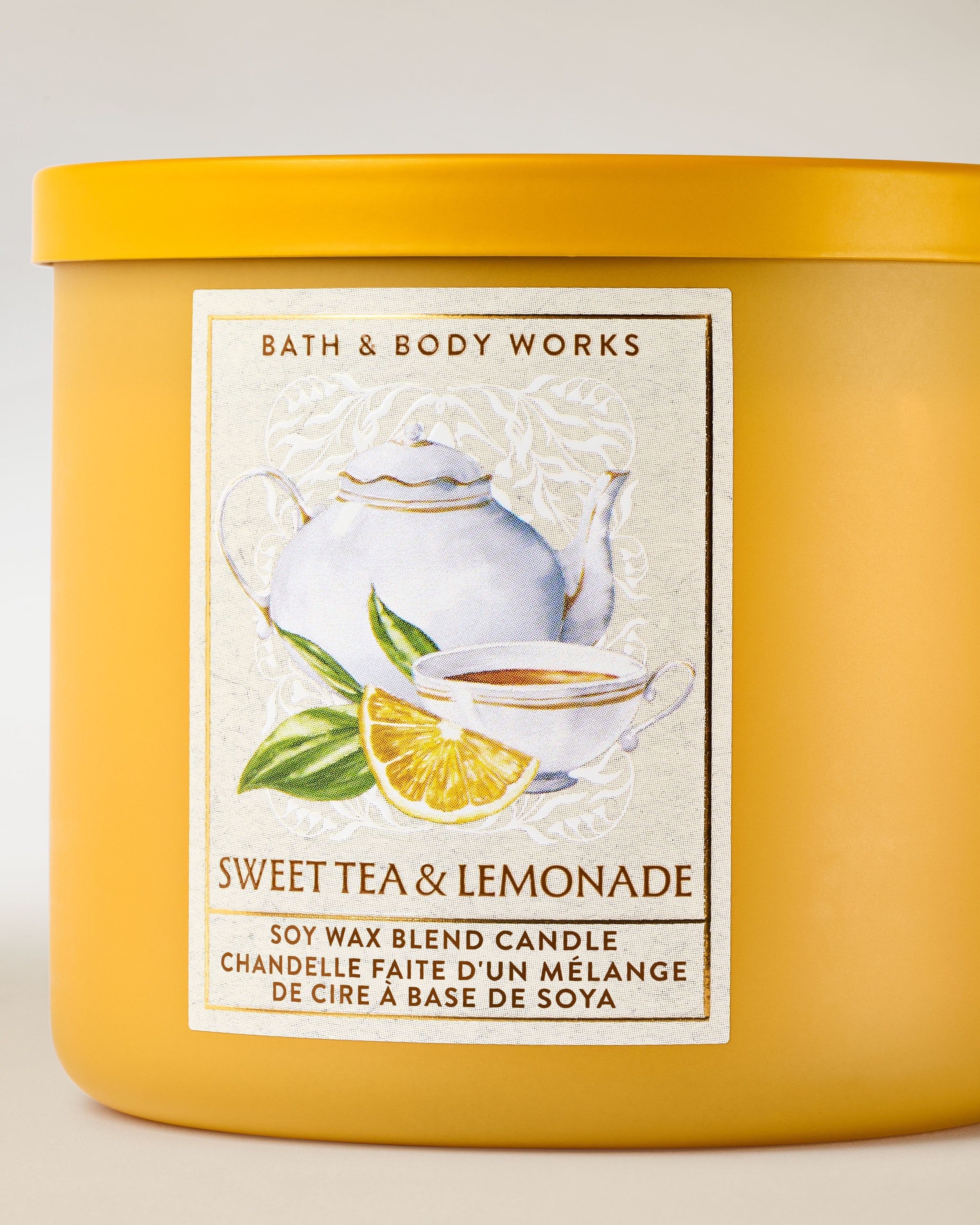 Świeca zapachowa 3‑knotowa Bath & Body Works Sweet Tea & Lemonade w żółtym, matowym szkle.