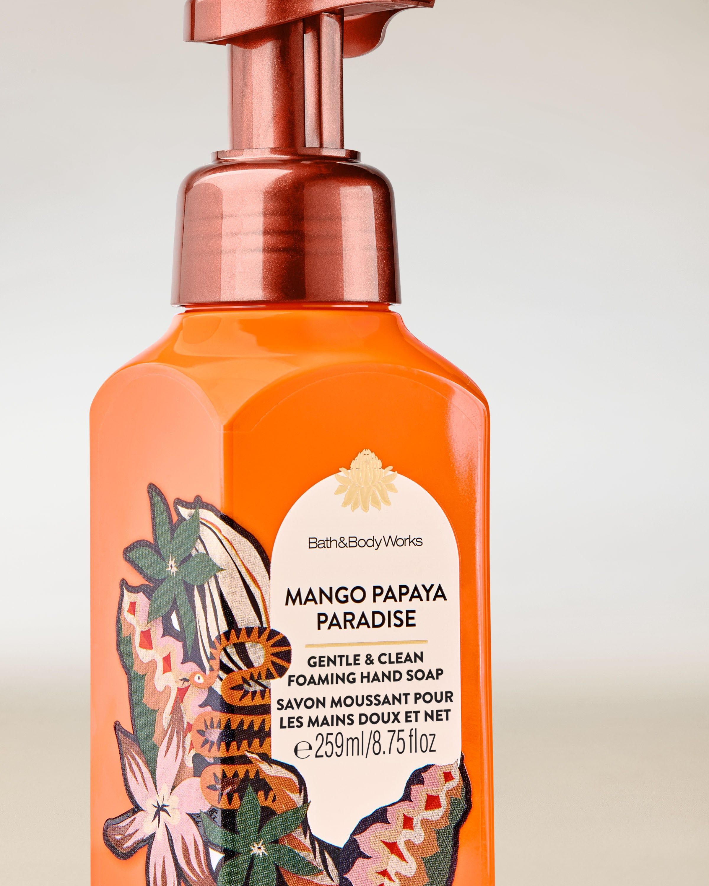 Mango Papaya Paradise – pomarańczowe mydło w piance z tropikalną etykietą w mango i papaję, o energicznym, letnim wyglądzie.