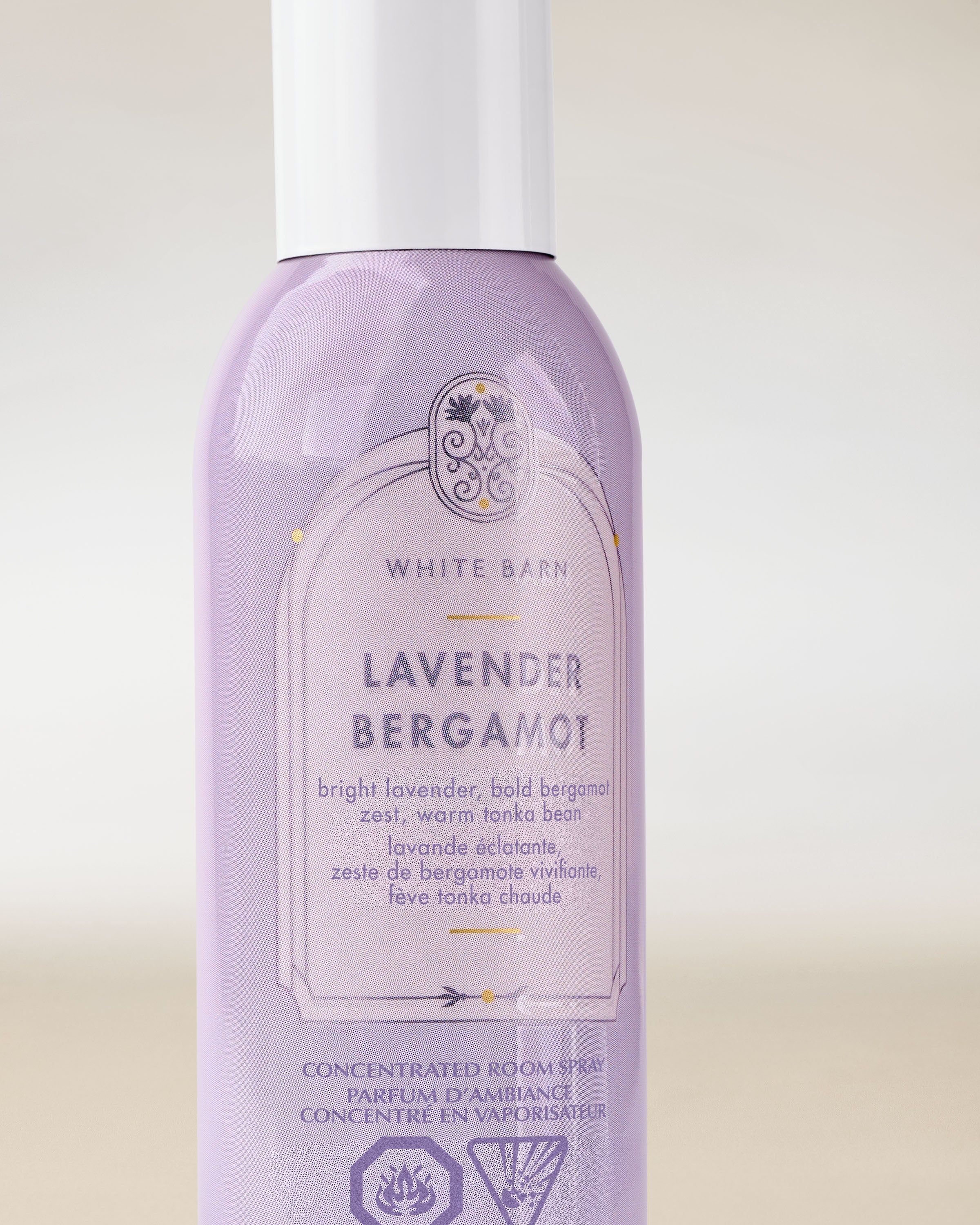 White Barn Lavender Bergamot – lawendowy room spray o nutach bergamotki i tonki, w eleganckiej pastelowej butelce.