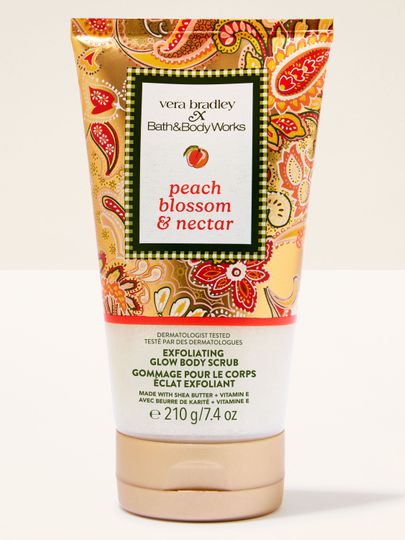 Bath & Body Works Peach Blossom & Nectar – peeling do ciała w tubie z dekoracyjnym, brzoskwiniowo‑kwiatowym wzorem.