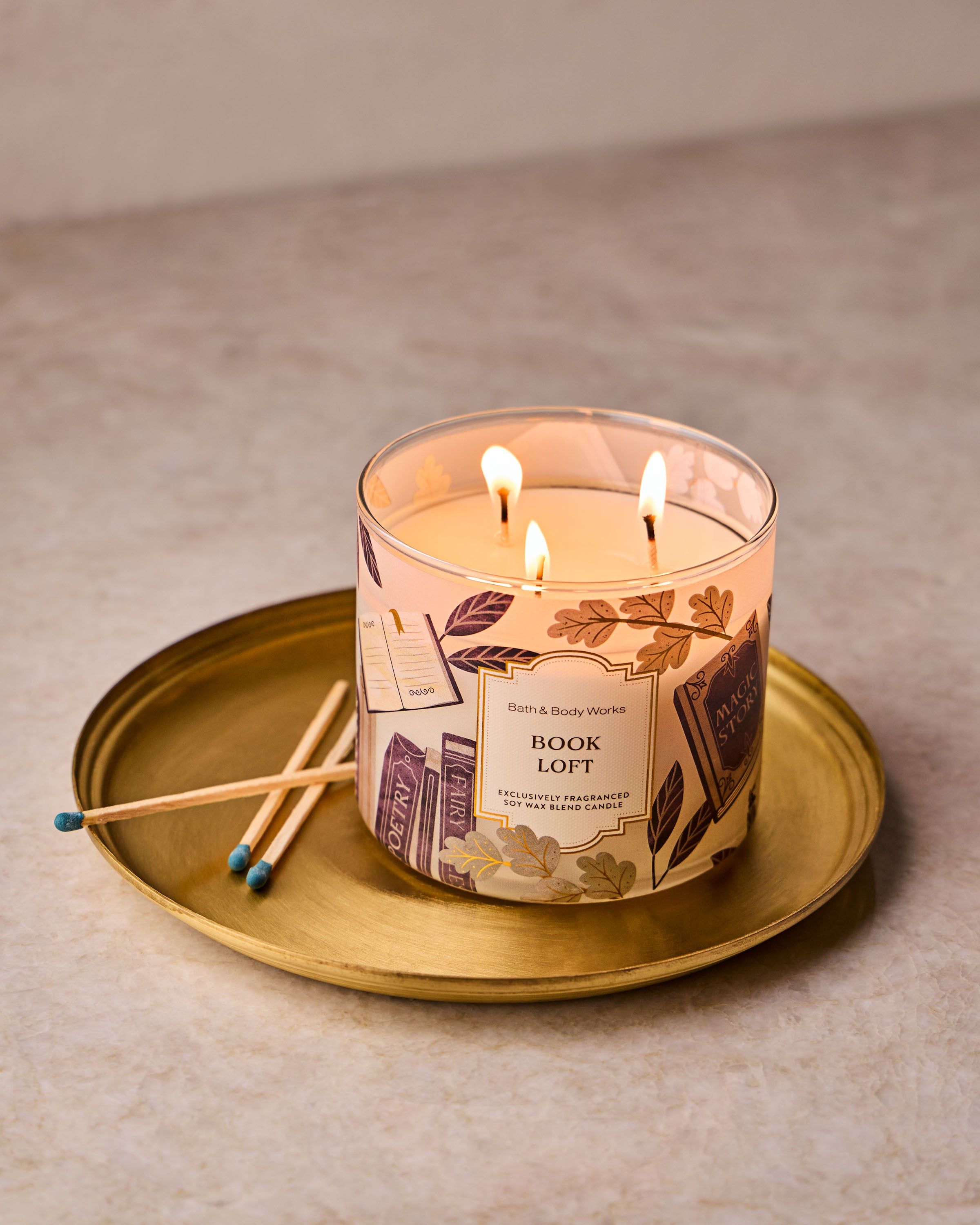 Świeca zapachowa Bath & Body Works Book Loft z mieszanki wosku sojowego, 3 knoty