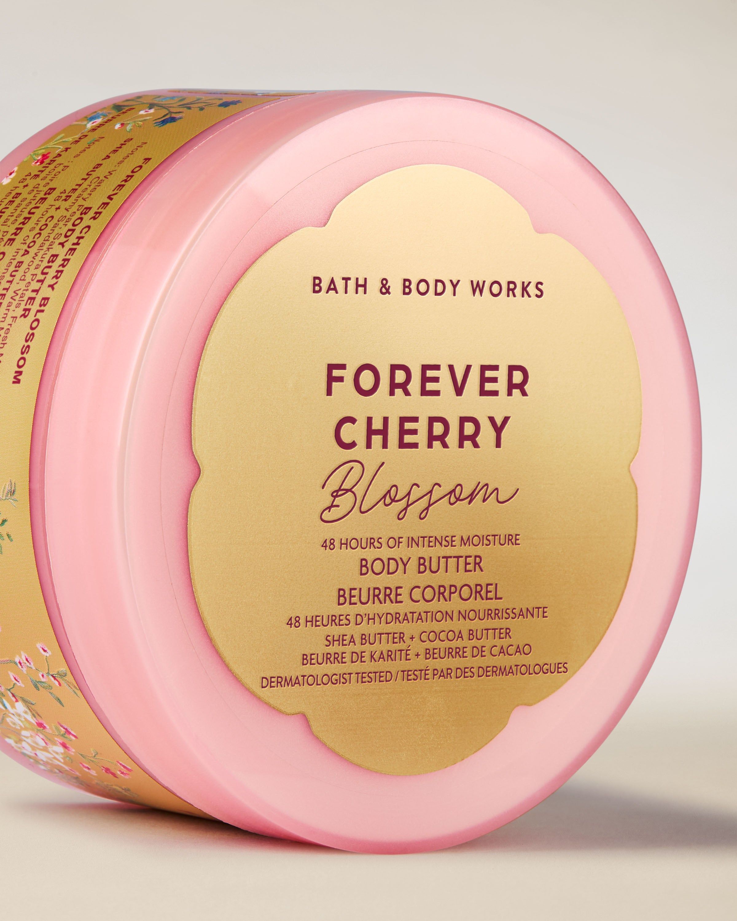 Masło do ciała Bath & Body Works Forever Cherry Blossom 185 g w różowym słoiku z kwiatowym motywem.