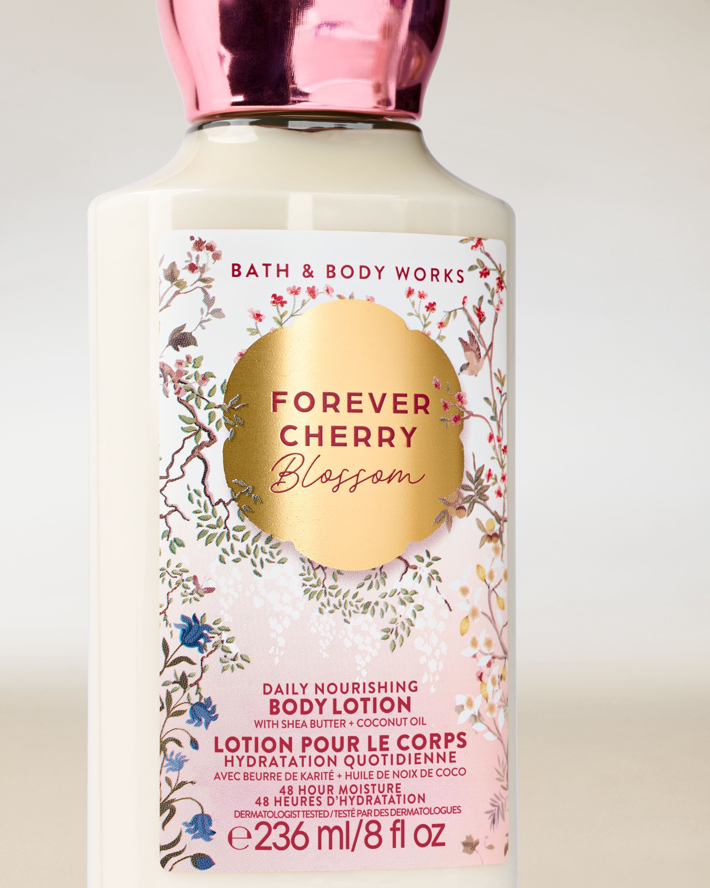 Balsam do ciała Bath & Body Works Forever Cherry Blossom 236 ml w jasnej butelce z kwiatową etykietą.