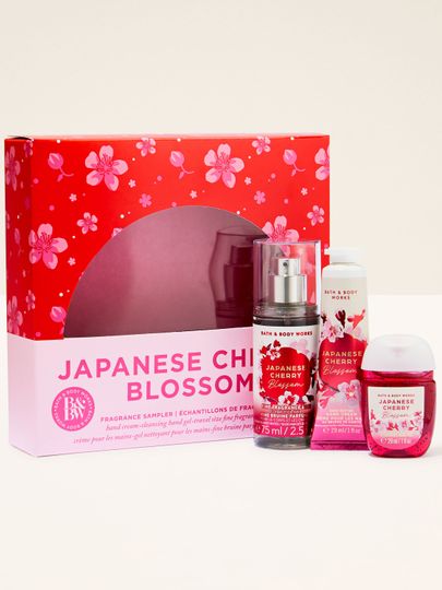 Zestaw Japanese Cherry Blossom od Bath & Body Works w różowym pudełku – mgiełka, krem i żel antybakteryjny.