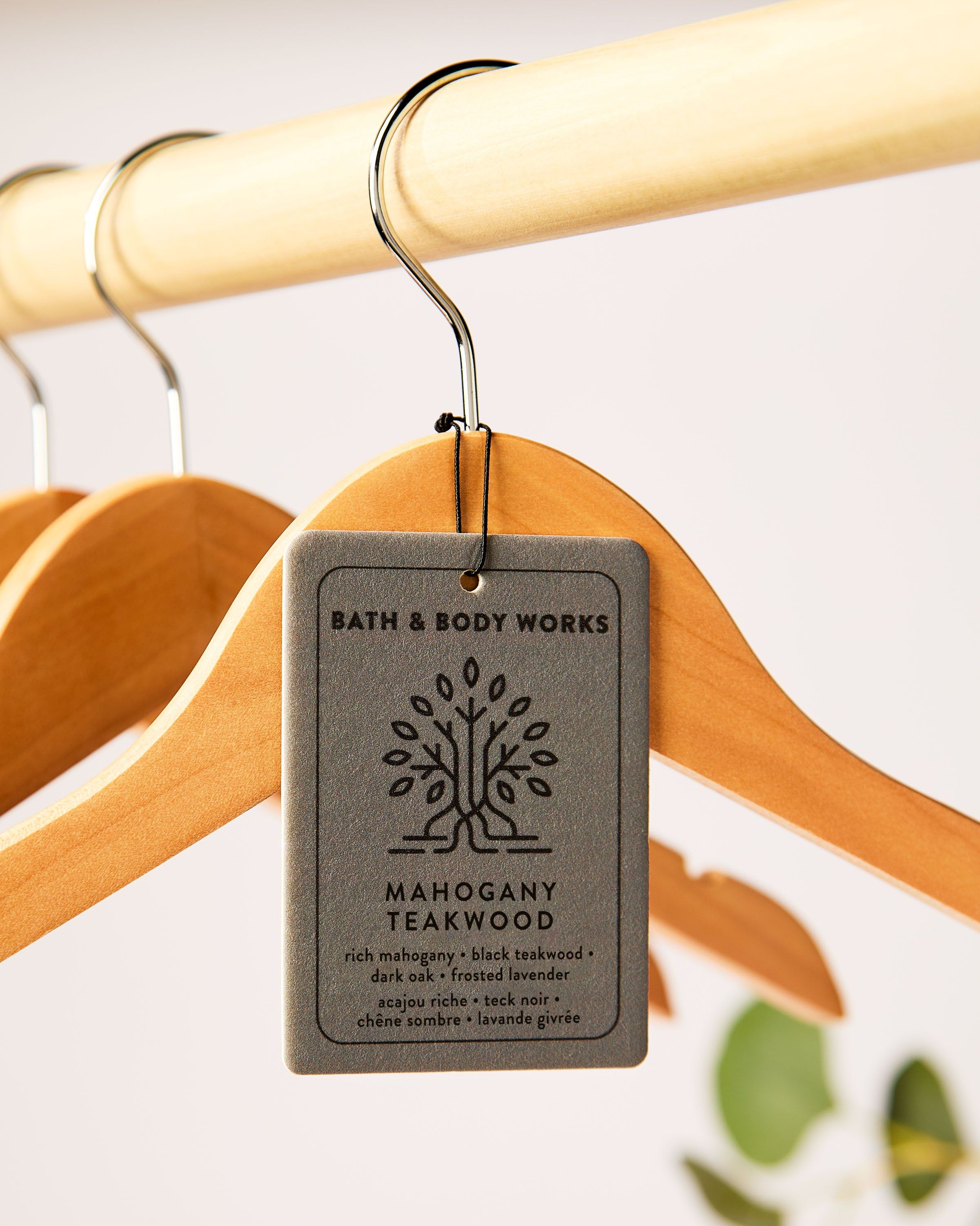 Zawieszka Mahogany Teakwood Bath & Body Works – elegancki, drzewny zapach idealny do szafy i garderoby.