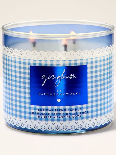 Świeca zapachowa 3‑knotowa Bath & Body Works Gingham w szklanym słoju z niebieskim wzorem gingham.