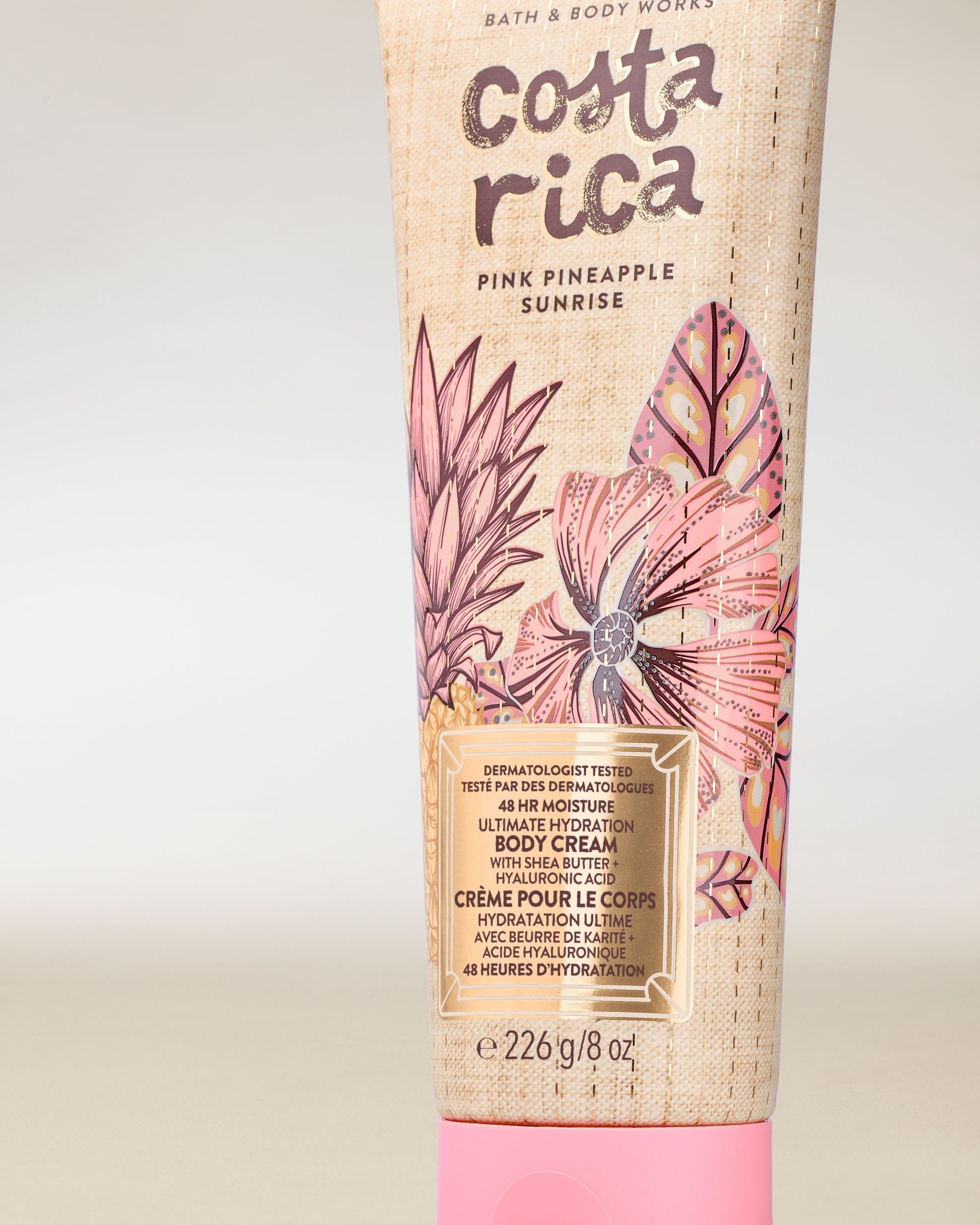 Krem do ciała Costa Rica Pink Pineapple Sunrise w pastelowej tubie z tropikalną grafiką i różowymi akcentami.