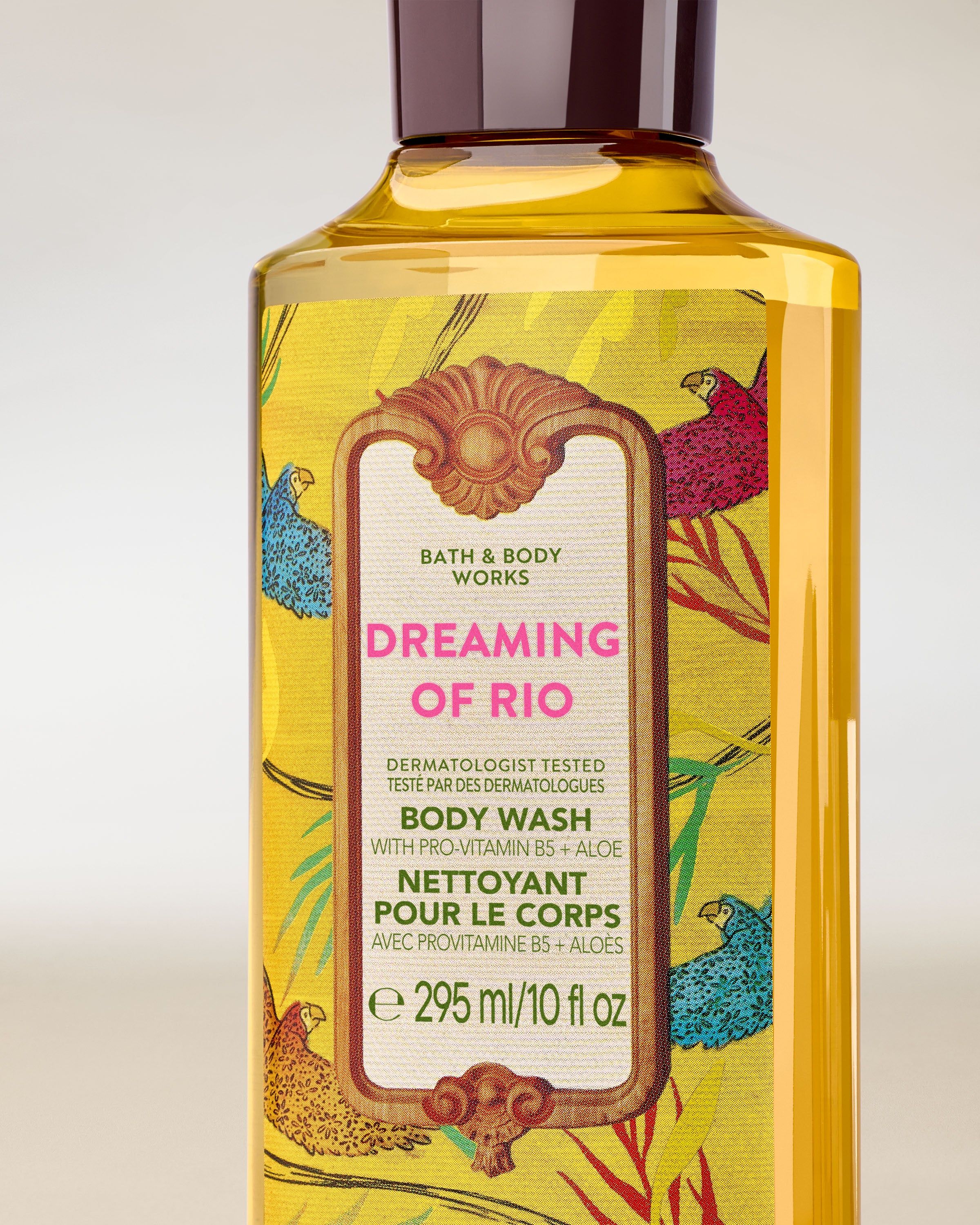 Żel pod prysznic Bath & Body Works Dreaming of Rio z barwną, tropikalną etykietą.